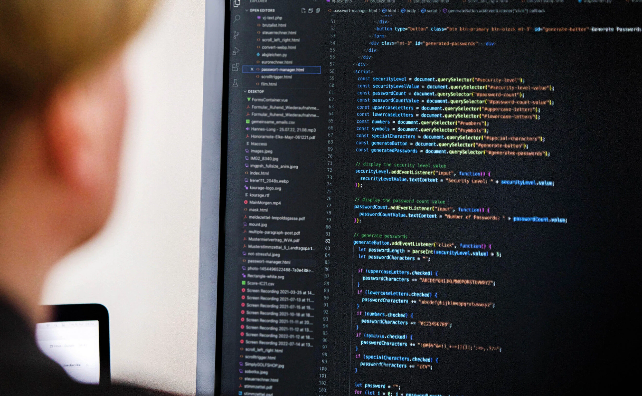 AI Engineer vor PC-Bildschirm
