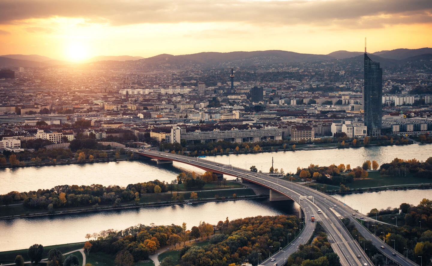Als kommunaler Infrastrukturdienstleister leisten die Wiener Stadtwerke einen wertvollen Beitrag, um das Leben in der Millionenstadt in Schwung zu halten. Die Stadtwerke-Gruppe liegt auf Rang 13 der größten Unternehmen Österreichs.