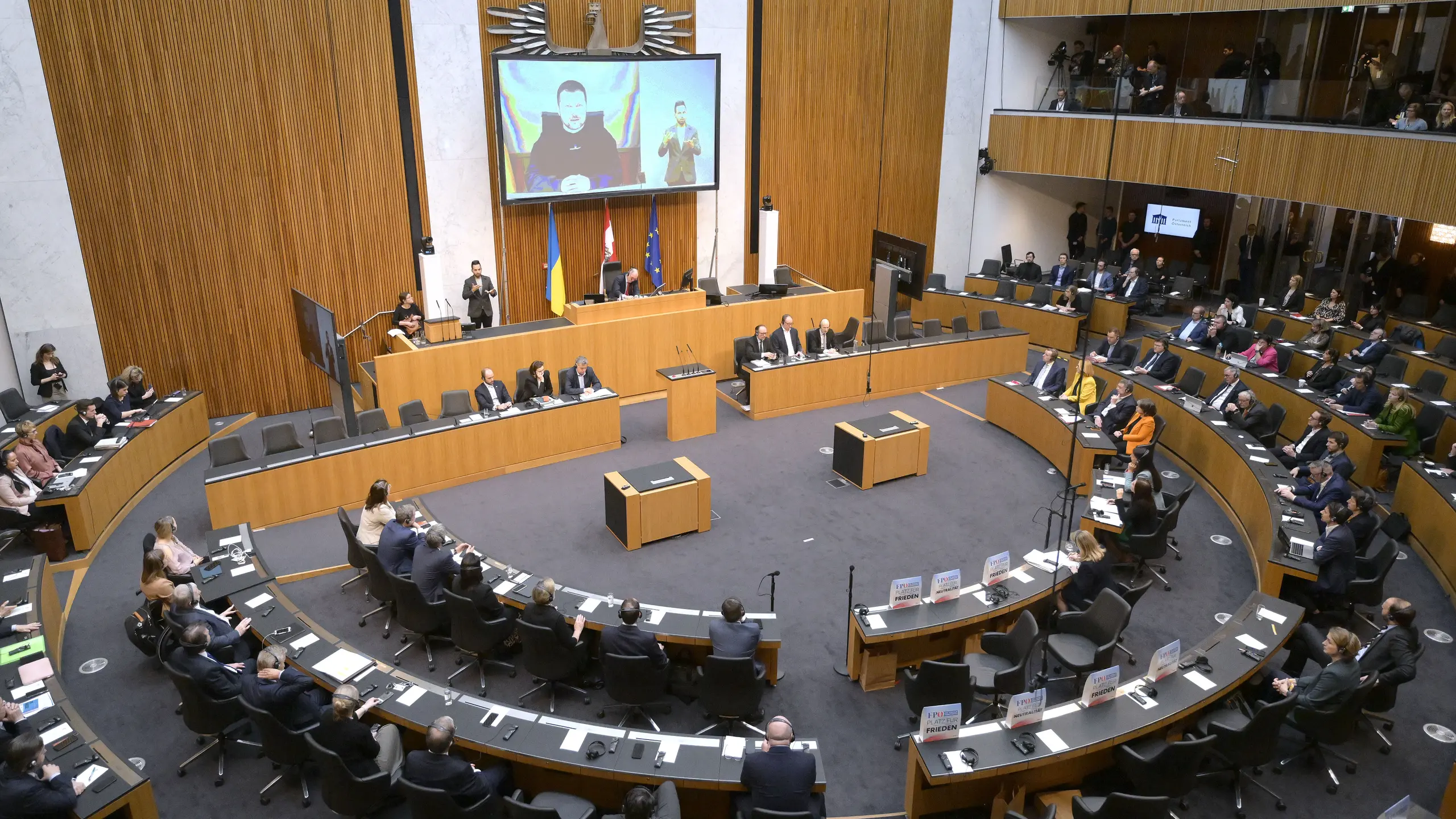 Ausgedünnte Sitzreihen bei der Übertragung der Videoansprache des ukrainischen Präsidenten Wolodymyr Selenskyj am 30. März 2023 im Parlament in Wien.