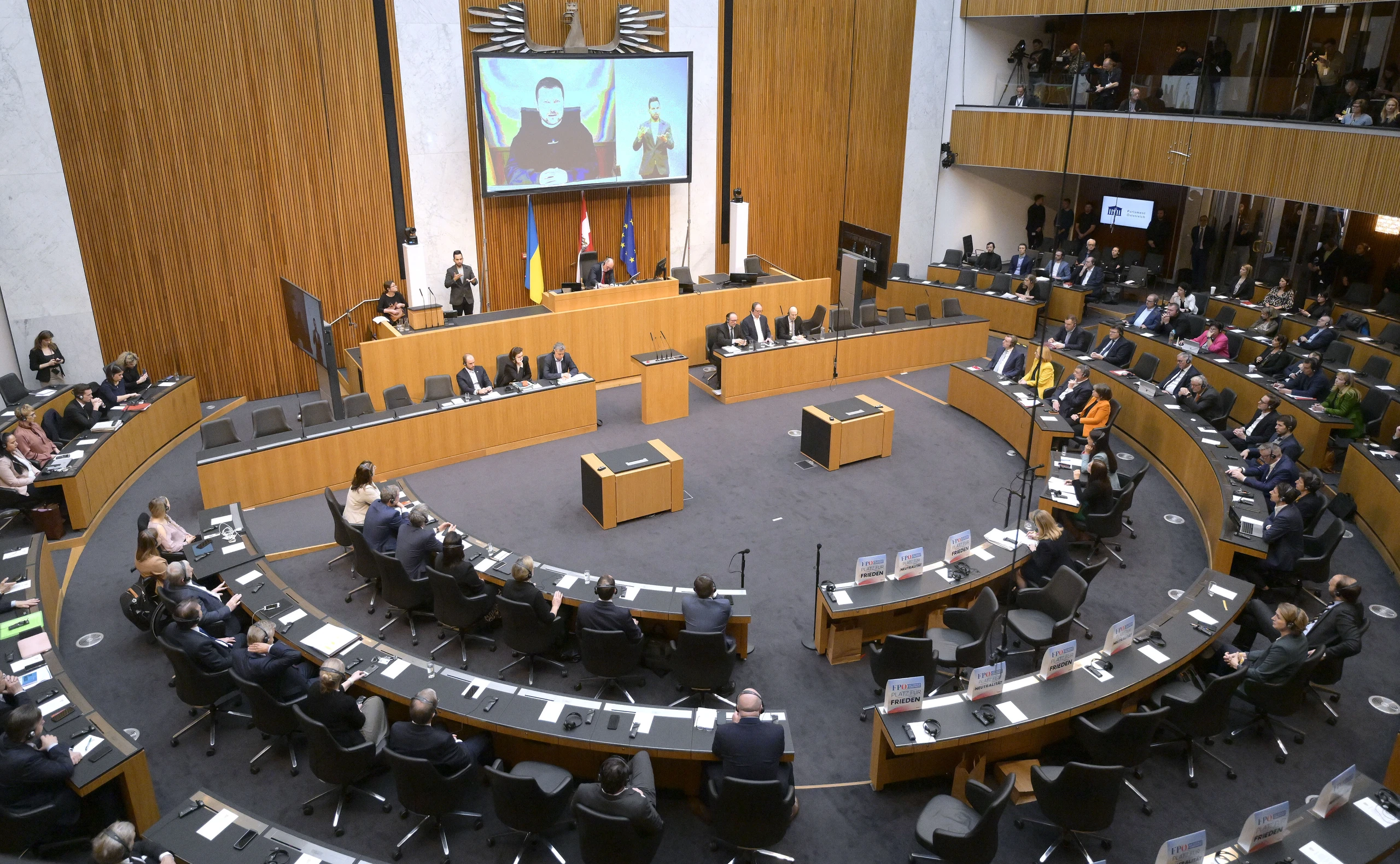 Ausgedünnte Sitzreihen bei der Übertragung der Videoansprache des ukrainischen Präsidenten Wolodymyr Selenskyj am 30. März 2023 im Parlament in Wien.