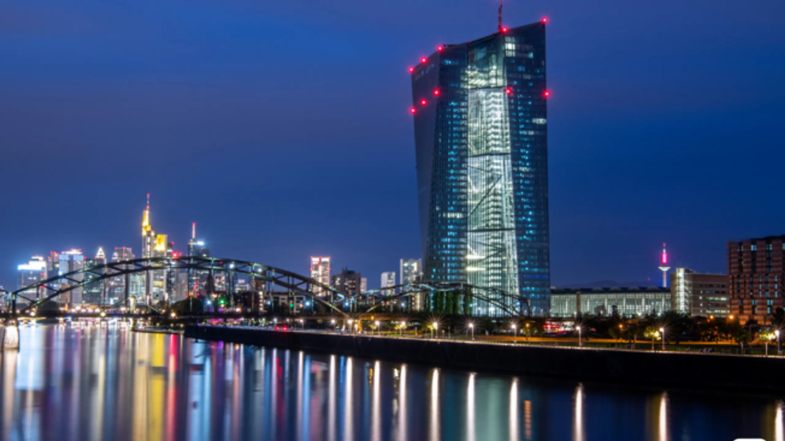 Das Gebäude der Europäischen Zentralbank in Frankfurt. Von hier aus wird die Geldpolitik der Eurozone gesteuert.