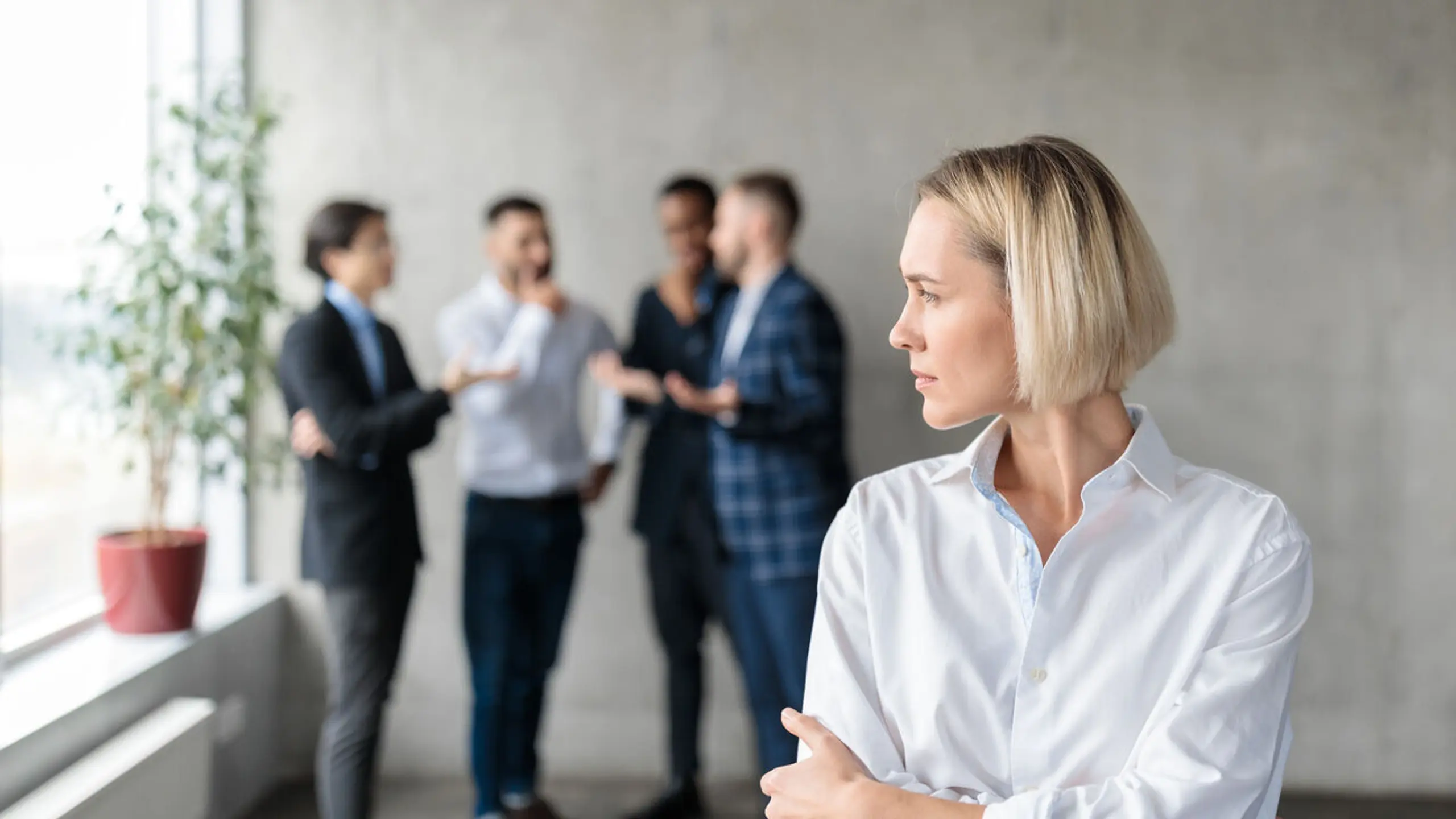 Mobbing am Arbeitsplatz - Frau wird von Kollegen im Büro gemobbt