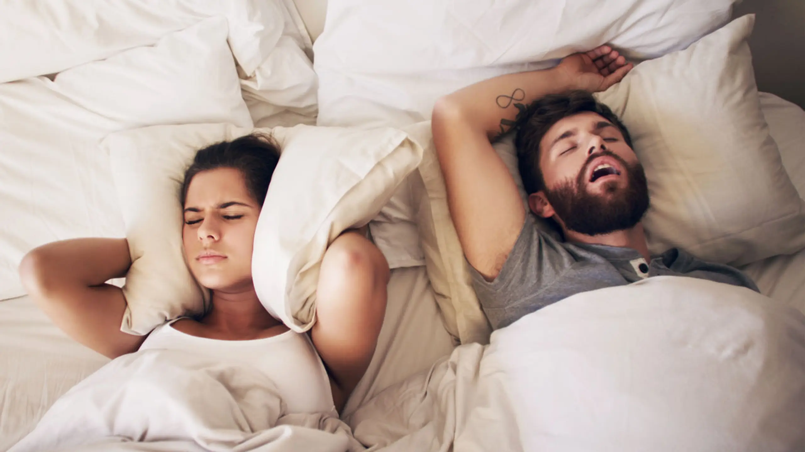 Ja, Schnarchen kann mit speziellen Übungen abtrainiert werden