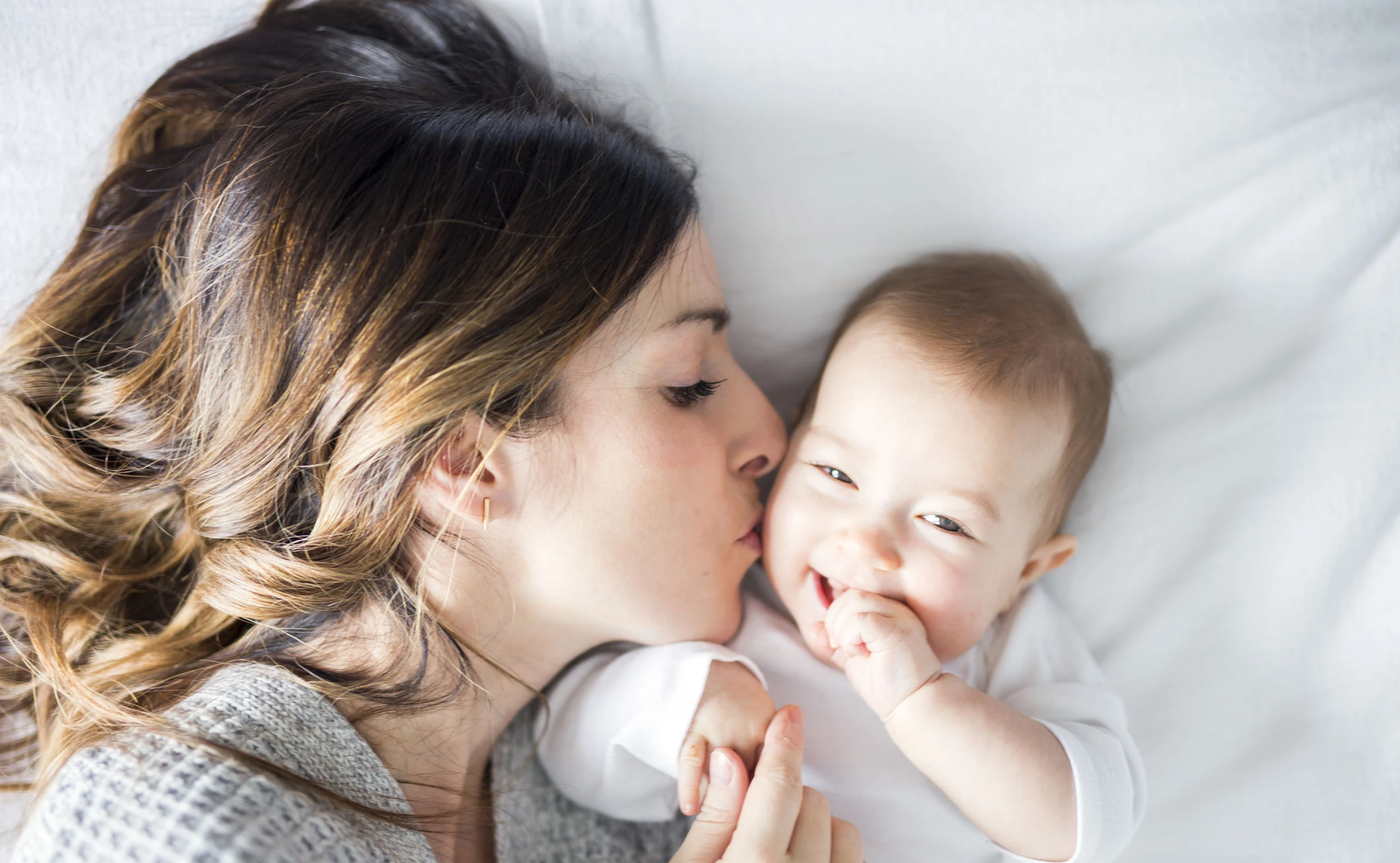 Mutter und Baby überfordert Hilfe
