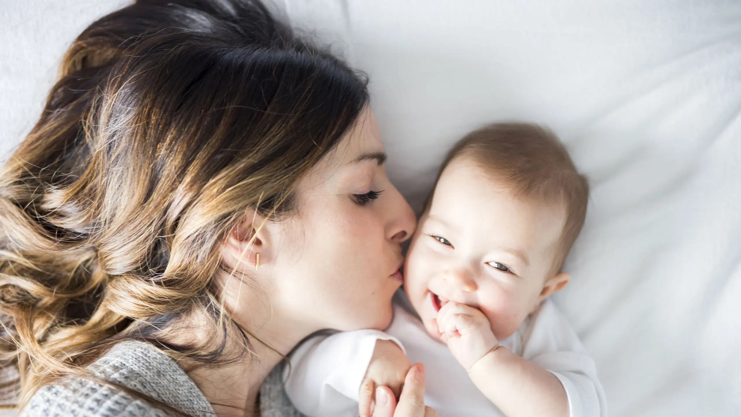 Mutter und Baby überfordert Hilfe