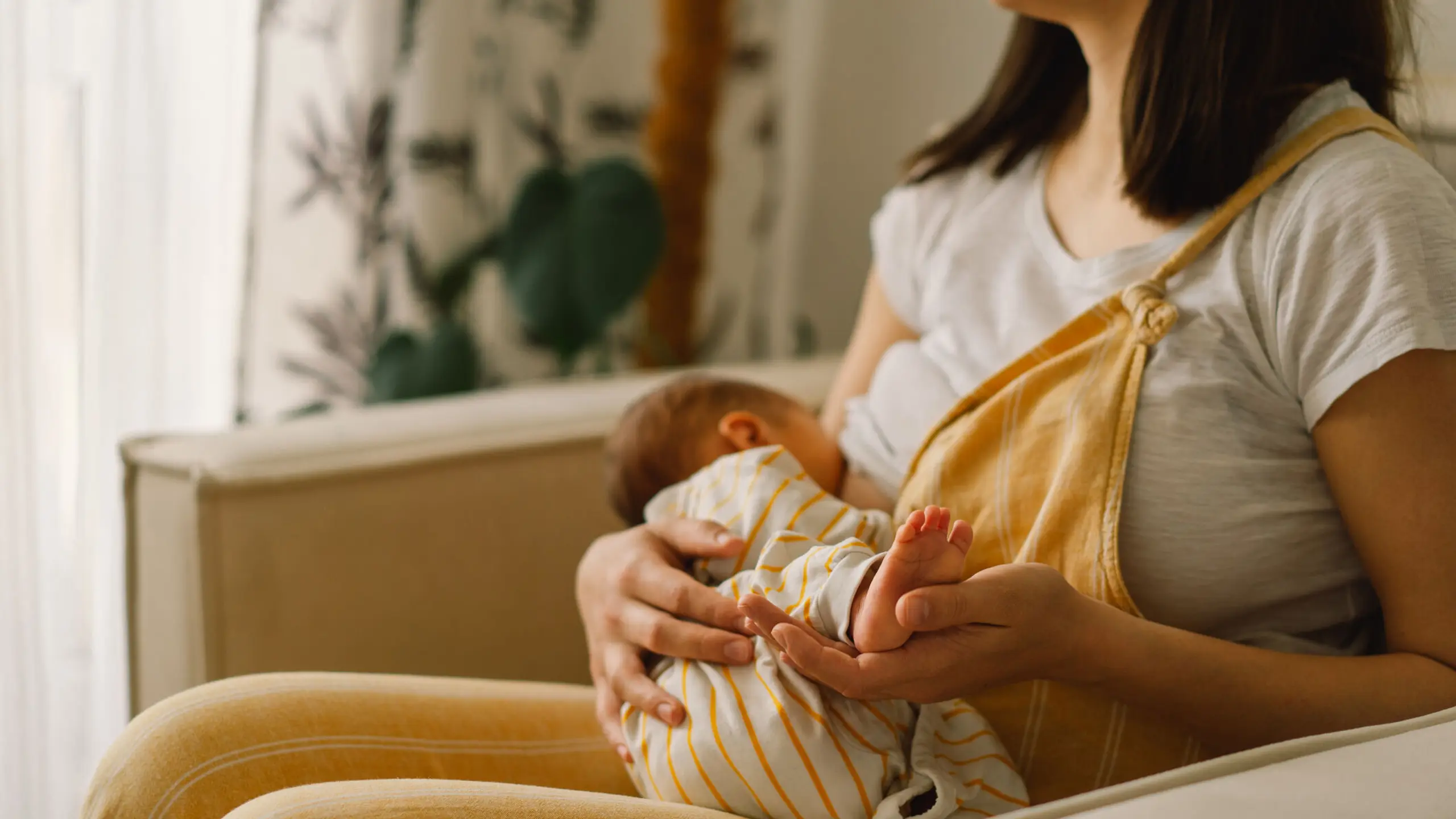 Frau, die ihr Baby stillt