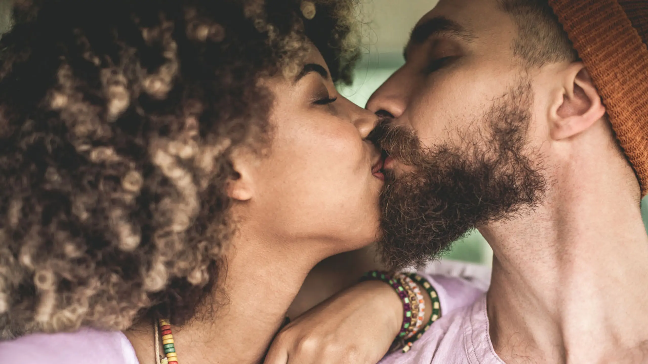 Sein Bart verursacht bei dir Pickel? Das kannst du tun