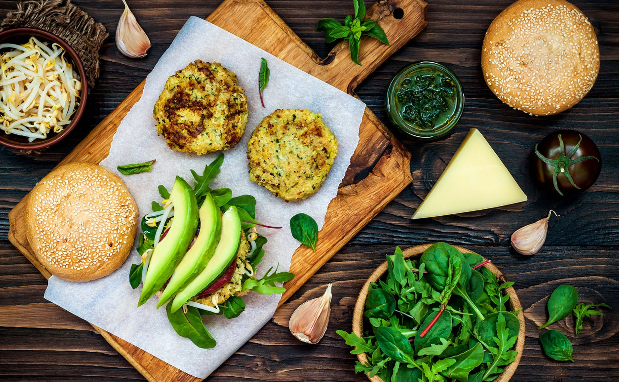 Das Brot knuspert, das Laberl aus Zucchini ist herrlich saftig und die Avocado cremig - dieses vegane Burger-Rezept könnten wir jeden Tag umsetzen!