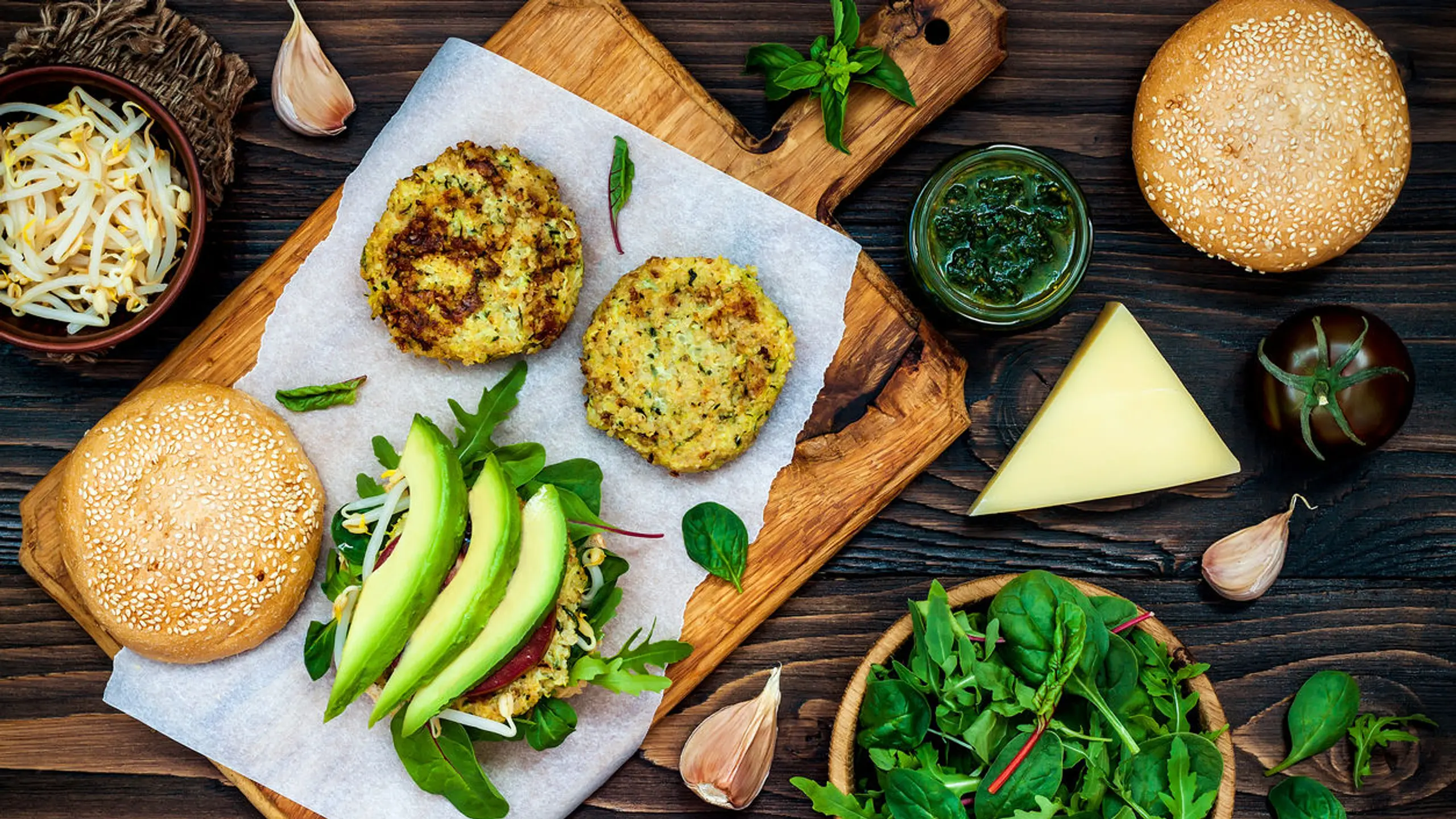 Das Brot knuspert, das Laberl aus Zucchini ist herrlich saftig und die Avocado cremig - dieses vegane Burger-Rezept könnten wir jeden Tag umsetzen!