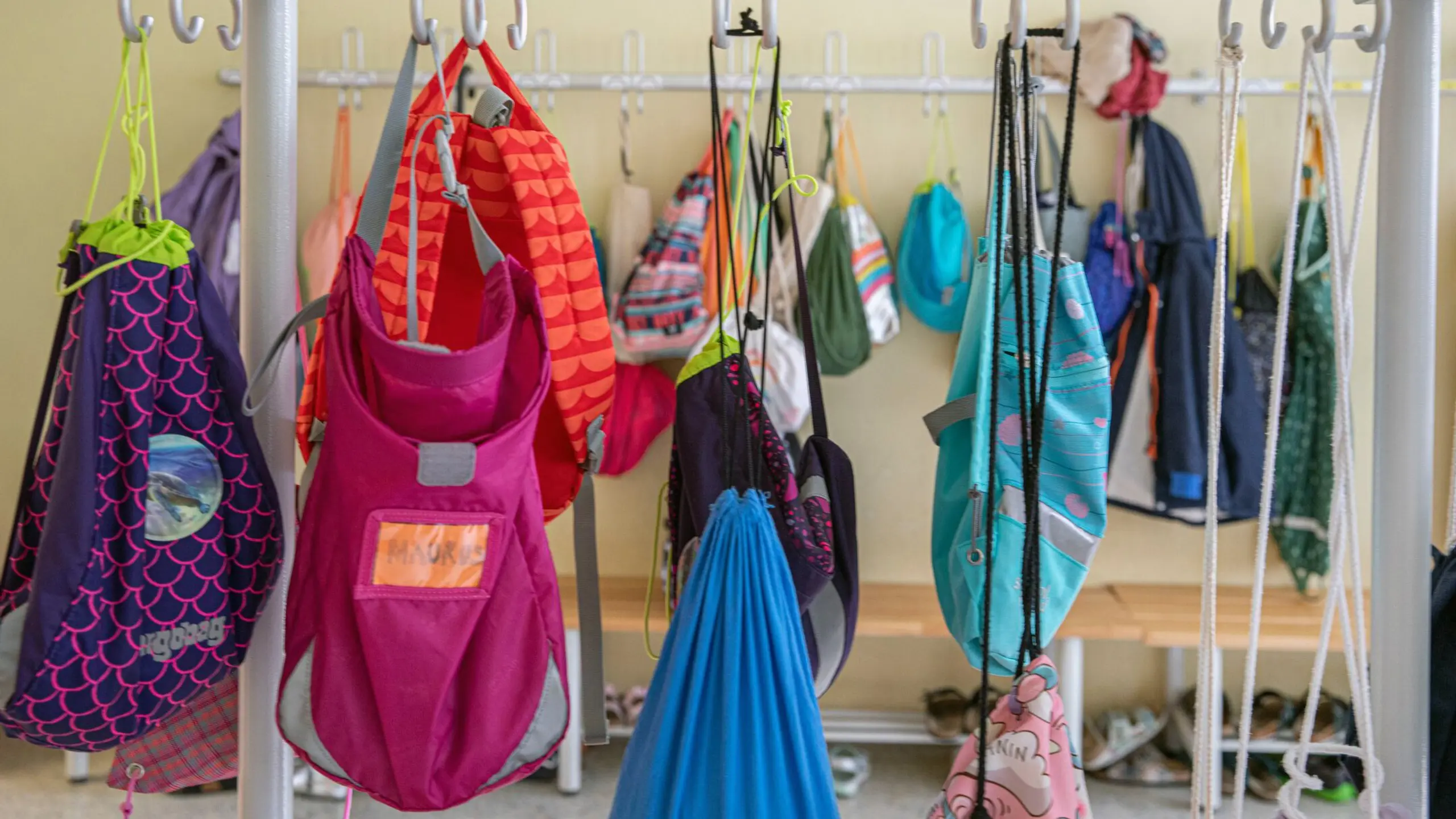 Garderobenständer mit Turnsäcken von Kindern