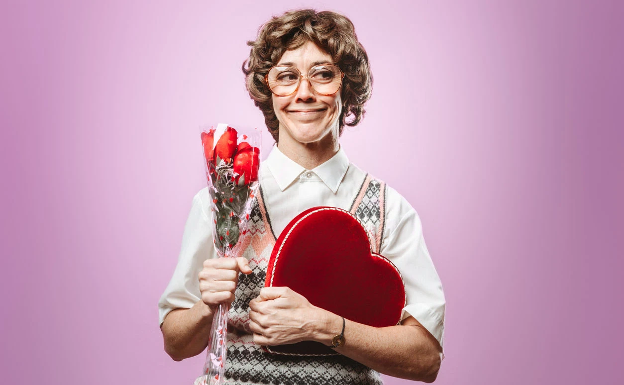 Erwachsene Nerd-Frau auf der Suche nach Liebe