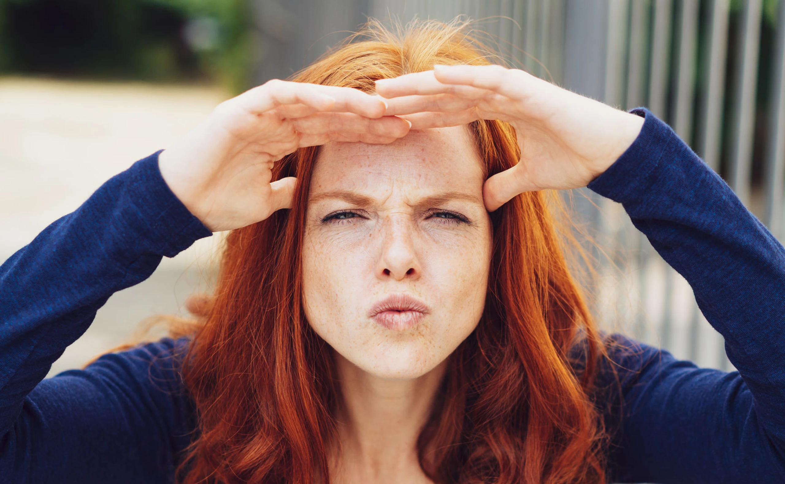 Mit diesen Schmink-Tipps kaschierst du deine hohe Stirn