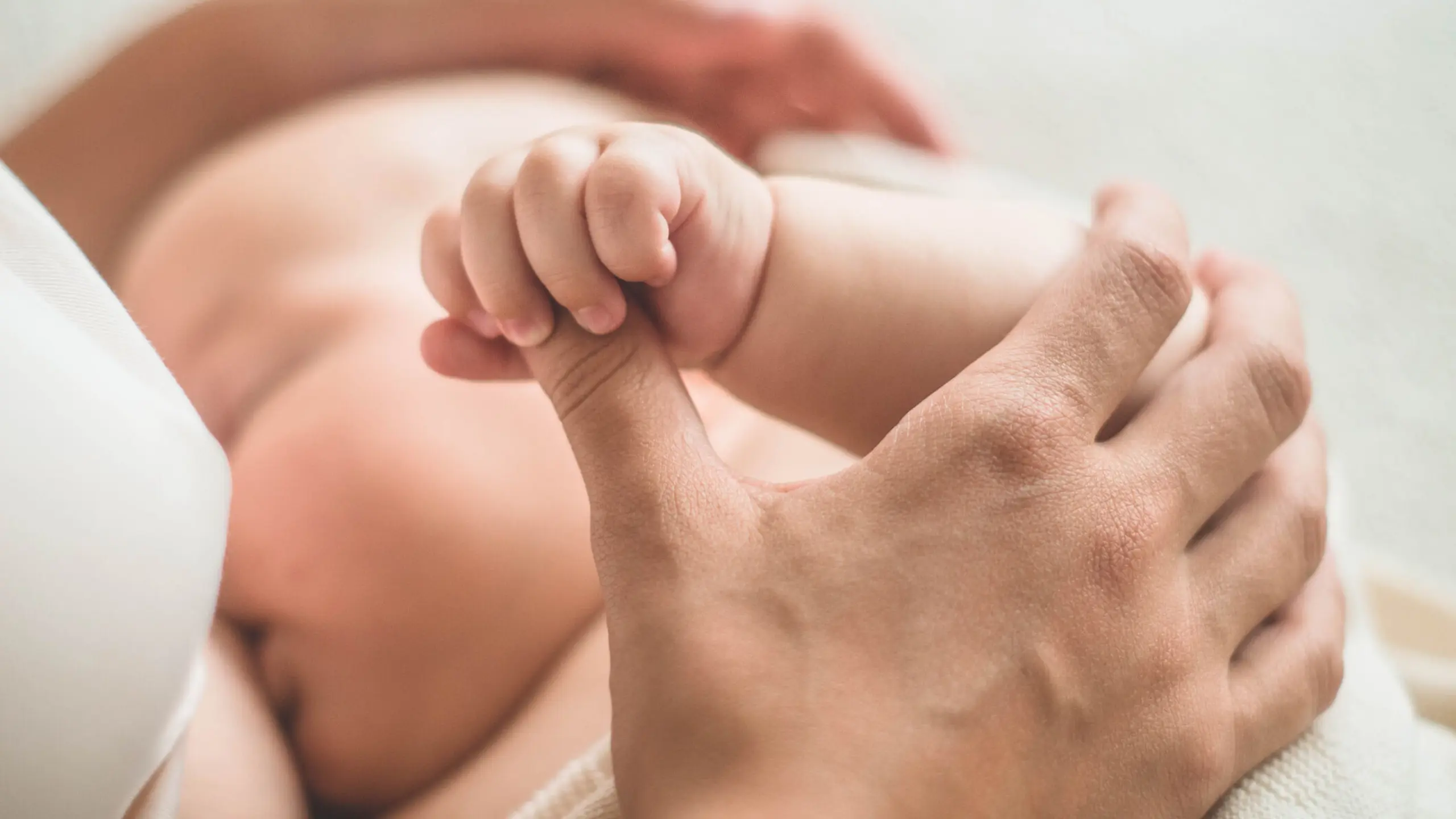 Mutter, die ihr Baby stillt