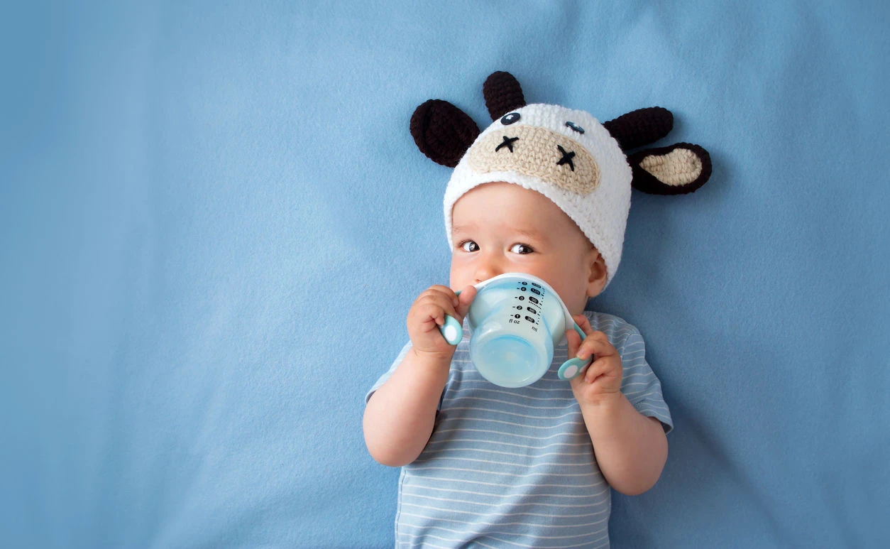 Baby mit Trinkflasche