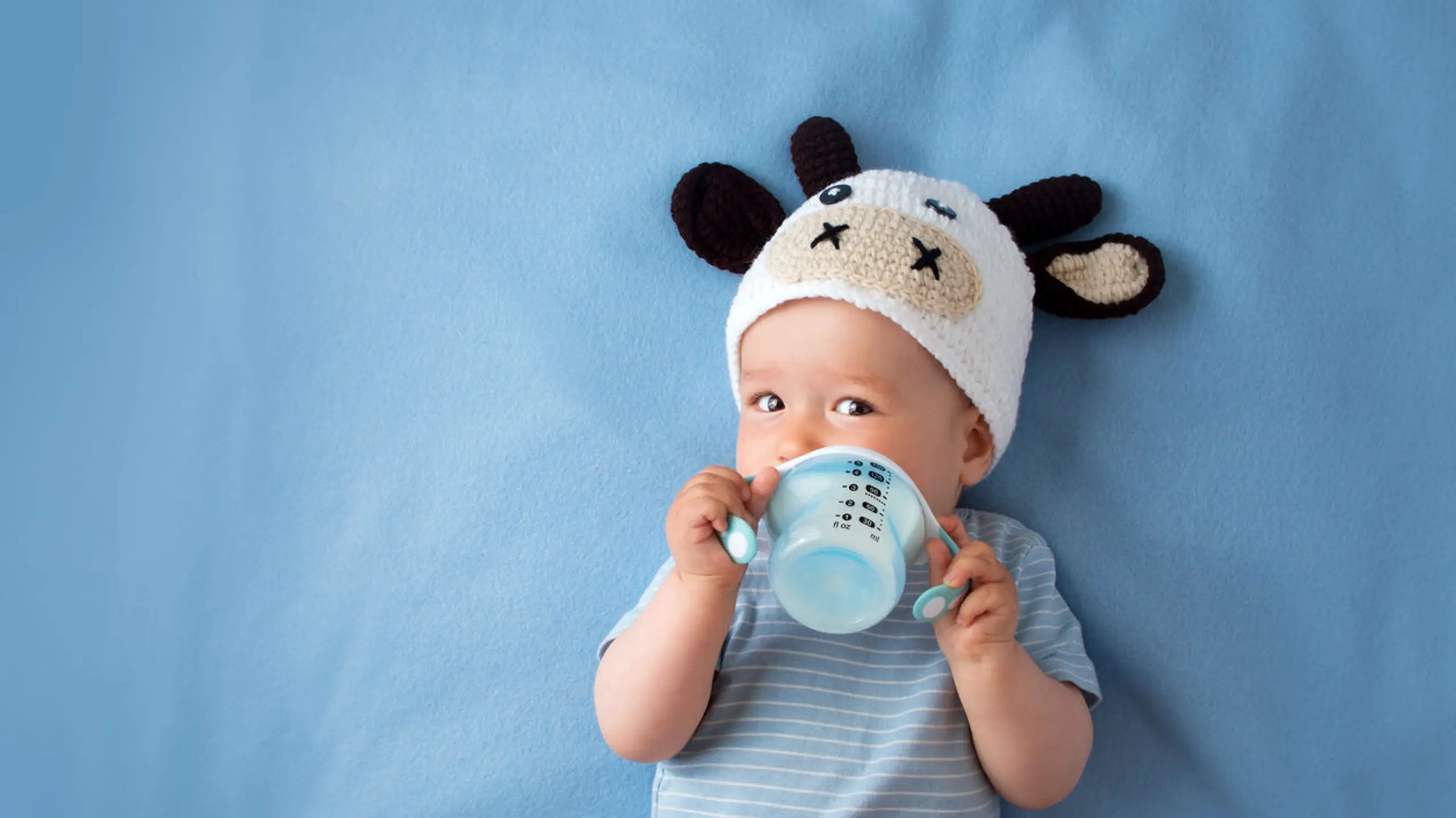 Baby mit Trinkflasche