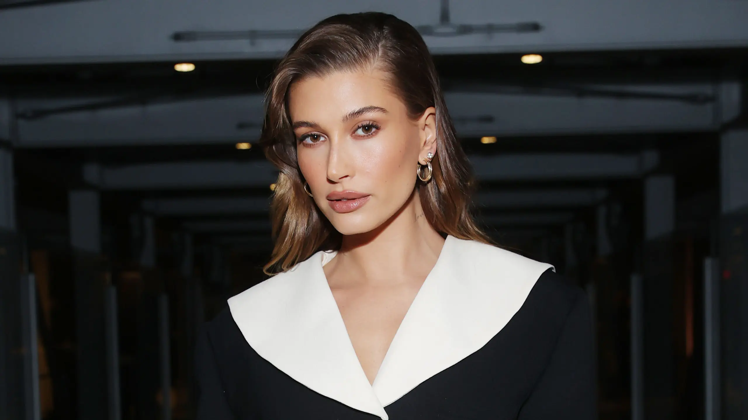 Der Hype um Hailey Bieber: So einfach kannst du ihren Style nachmachen!