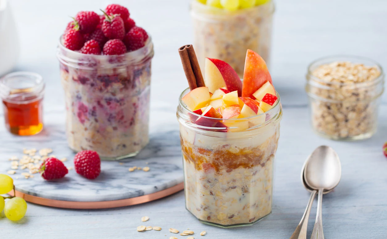 Frühstück ist fertig: Sommerliche Overnight Oats – natürlich mit Saft!
