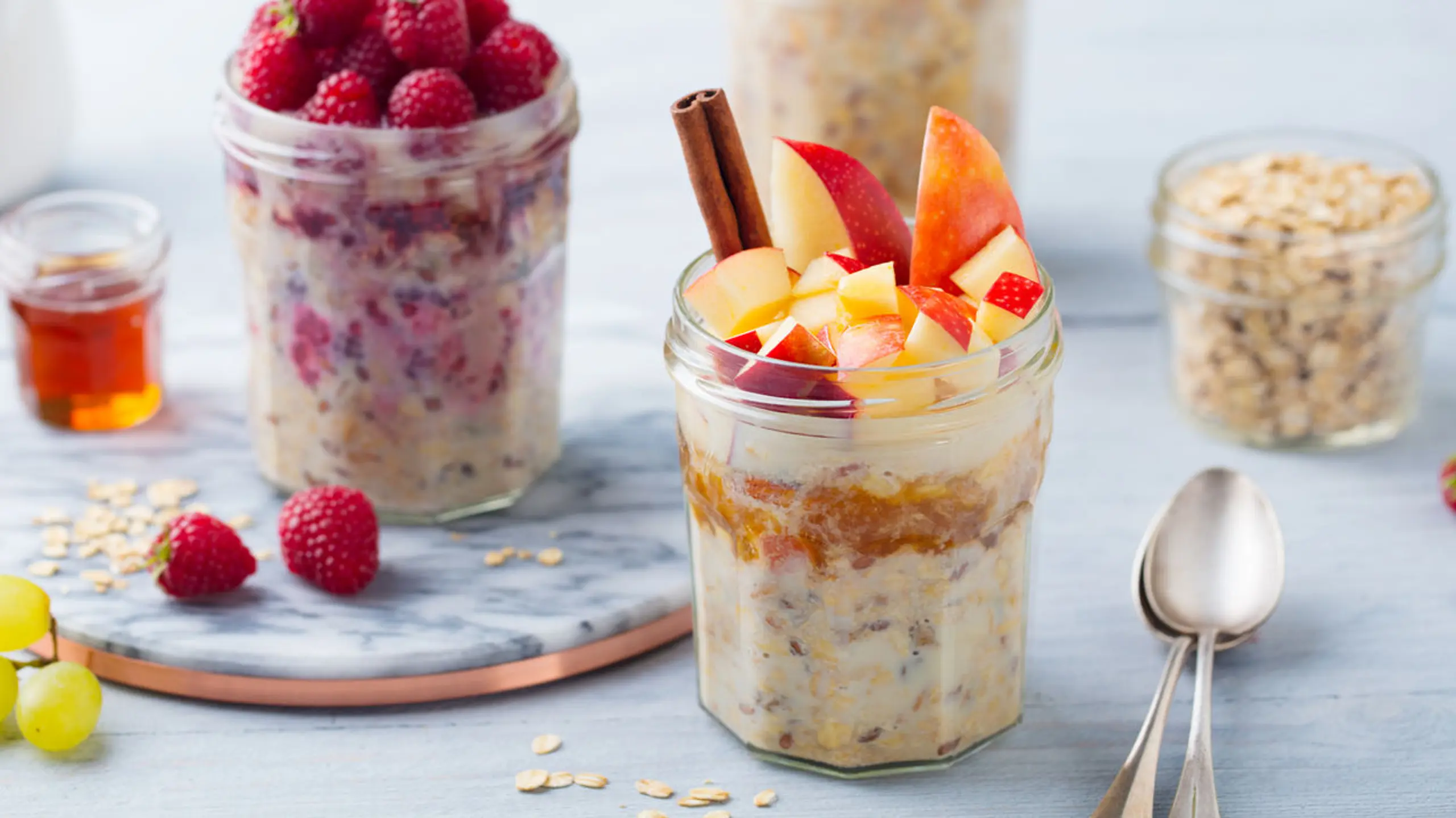 Frühstück ist fertig: Sommerliche Overnight Oats – natürlich mit Saft!