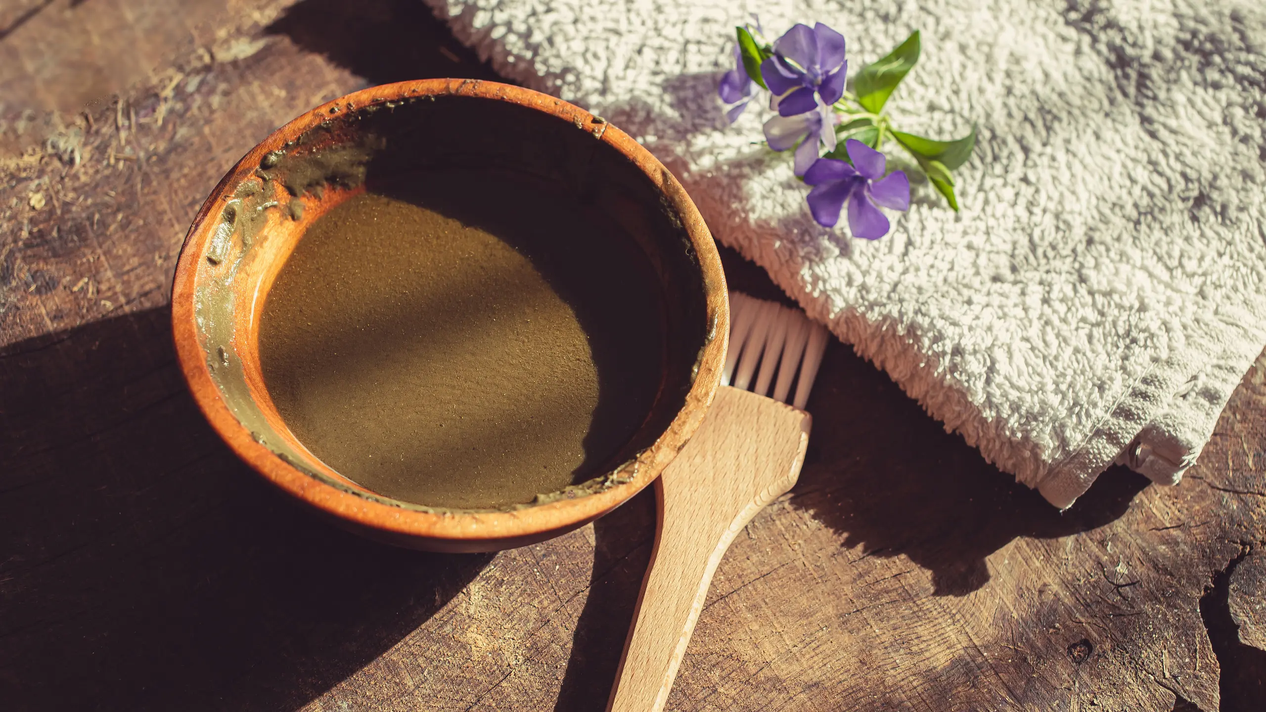 Haare färben mit Henna: Mit pflanzlicher Henna Haarfarbe natürlich coloriertes Haar