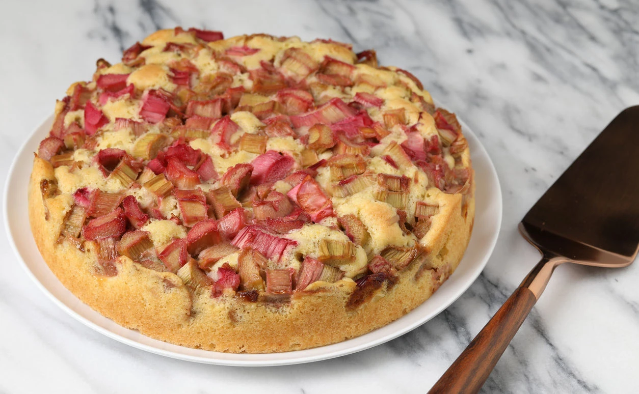 Rezept: Dieser Rhabarber-Joghurt-Kuchen schmeckt herrlich leicht und frisch!