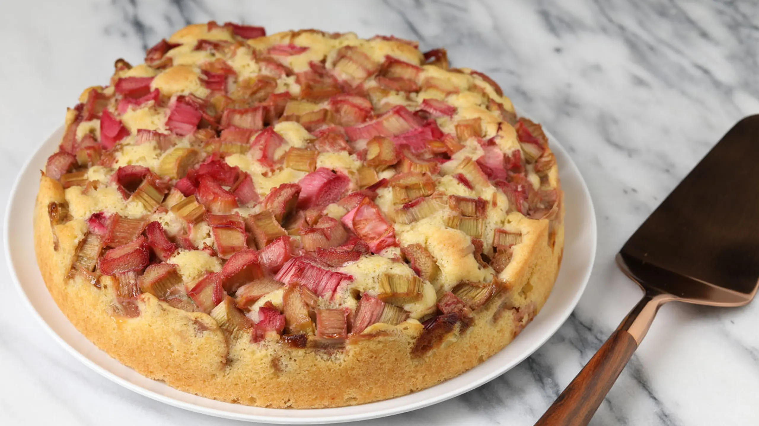 Rezept: Dieser Rhabarber-Joghurt-Kuchen schmeckt herrlich leicht und frisch!