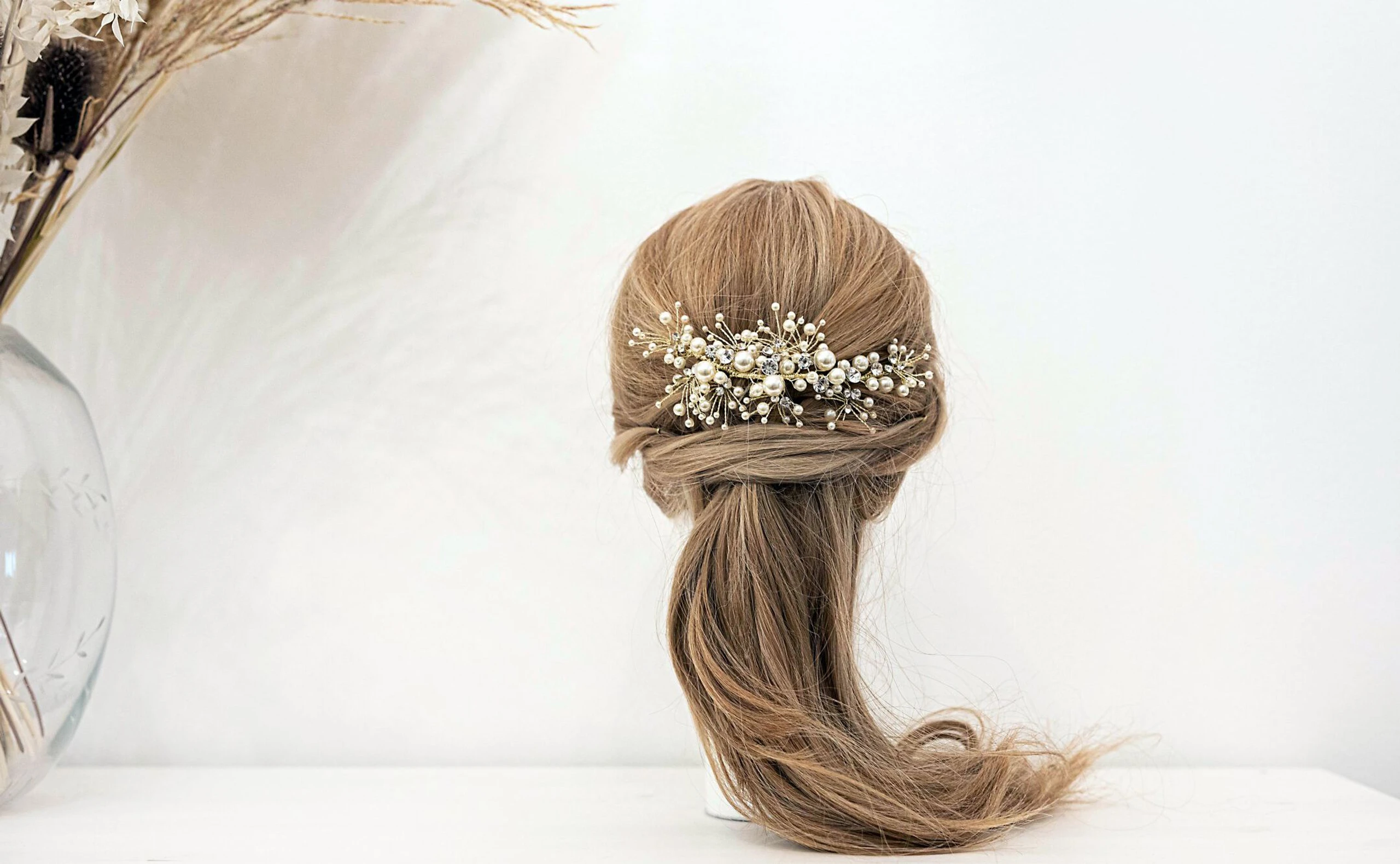 Ballfrisur-Halboffene Hochsteckfrisur auf einem Modellkopf.