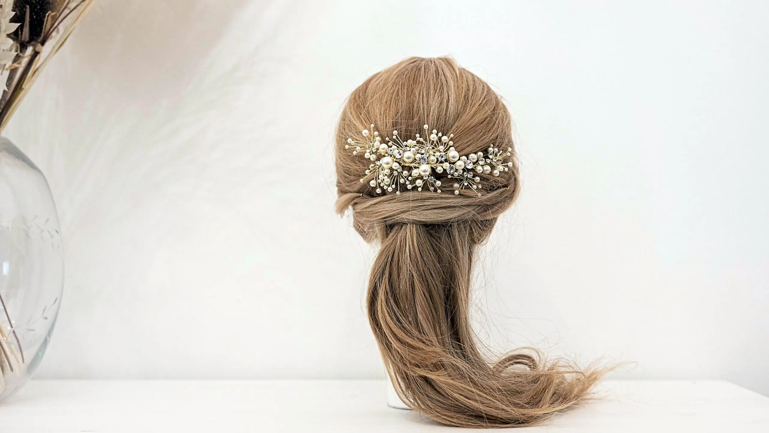 Ballfrisur-Halboffene Hochsteckfrisur auf einem Modellkopf.