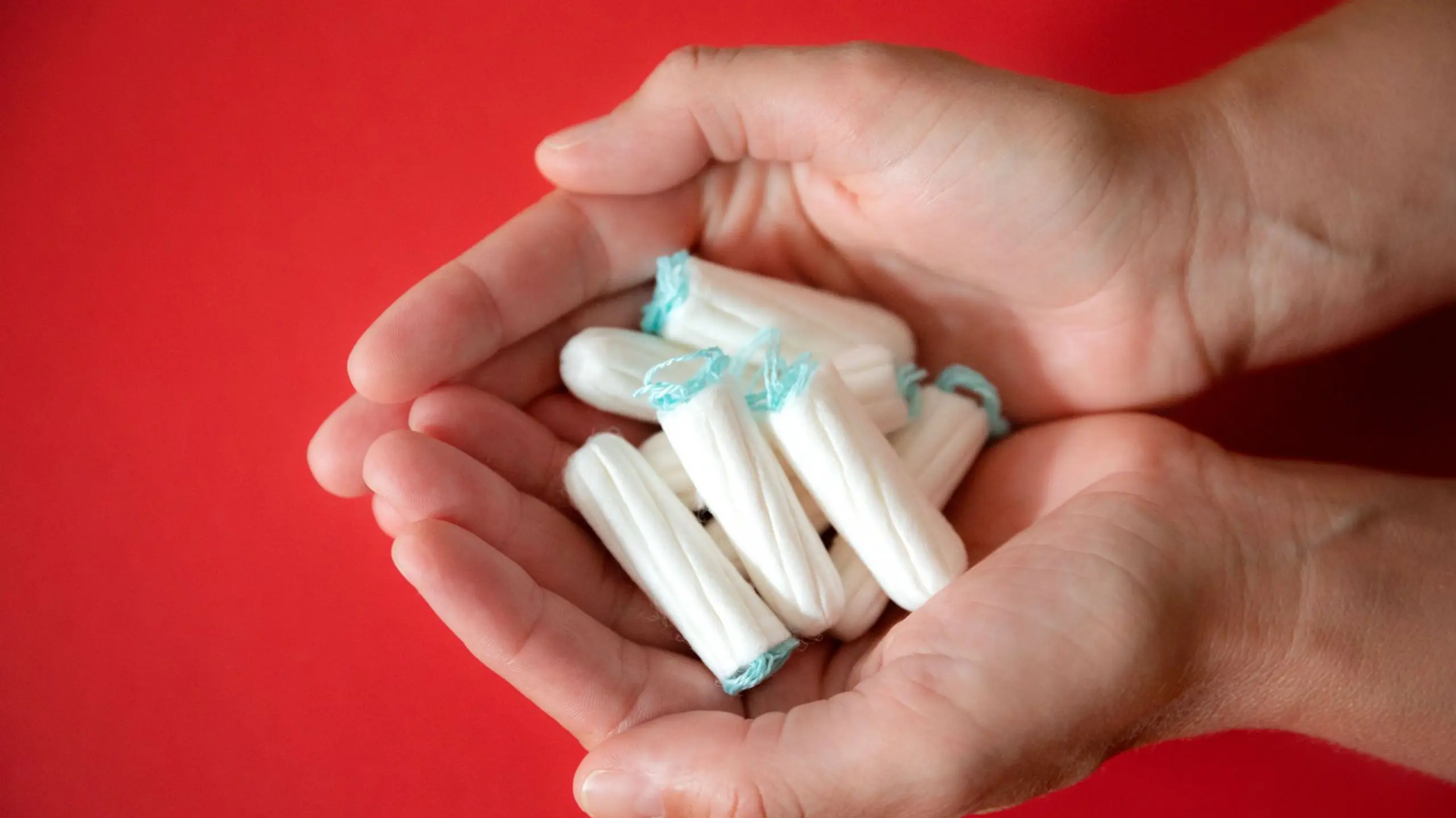 Toxisches Schocksyndrom (TSS): Tampons in Frauenhand