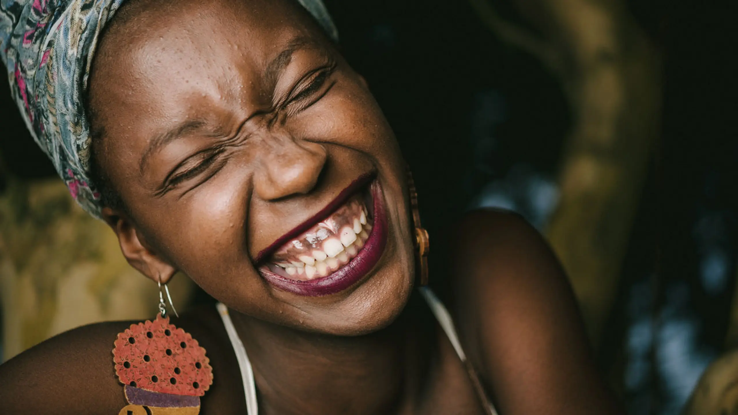 Schwarze Frau lacht herzlich