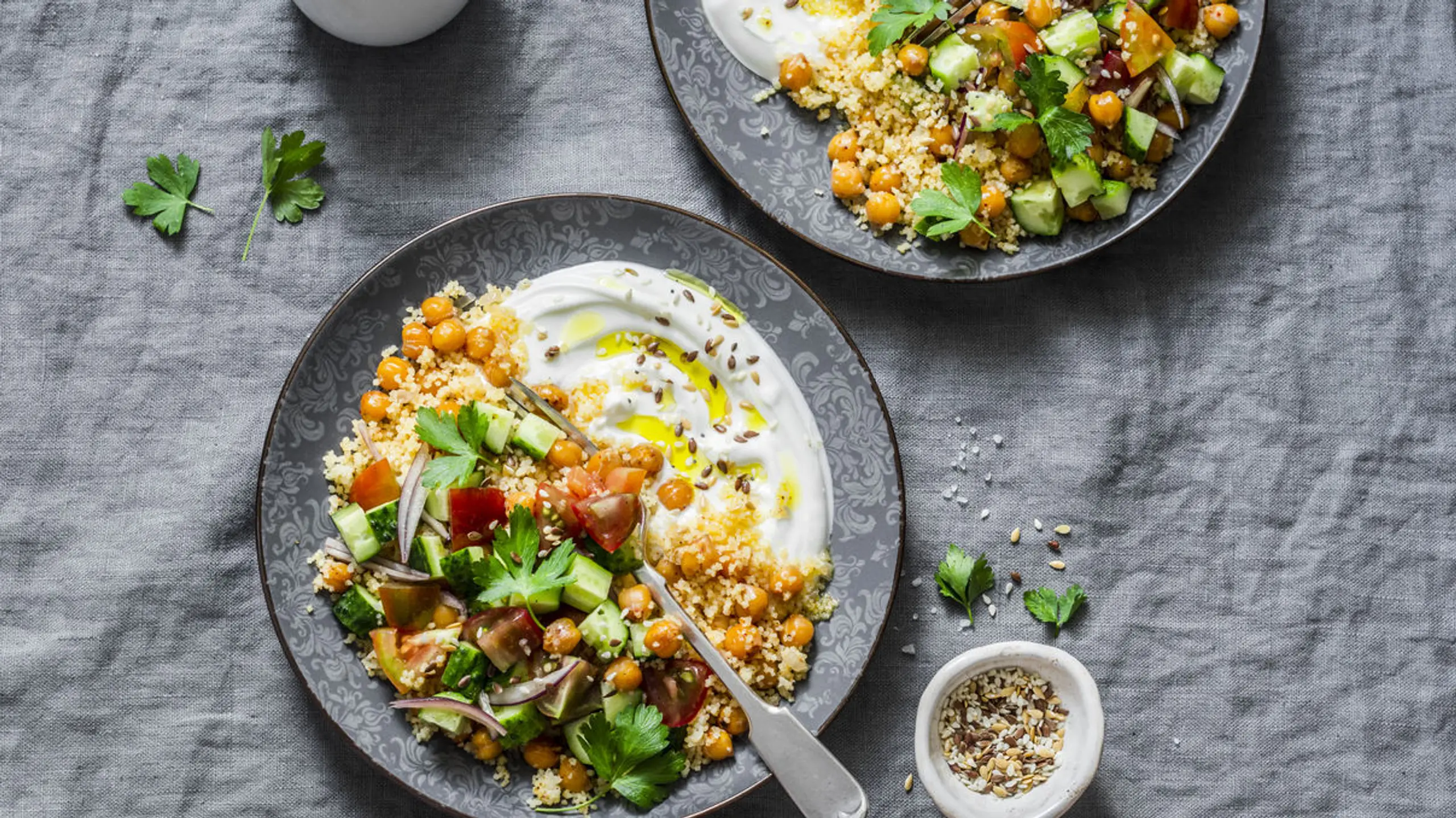 Sommerlicher Couscous-Salat mit Joghurt-Dip