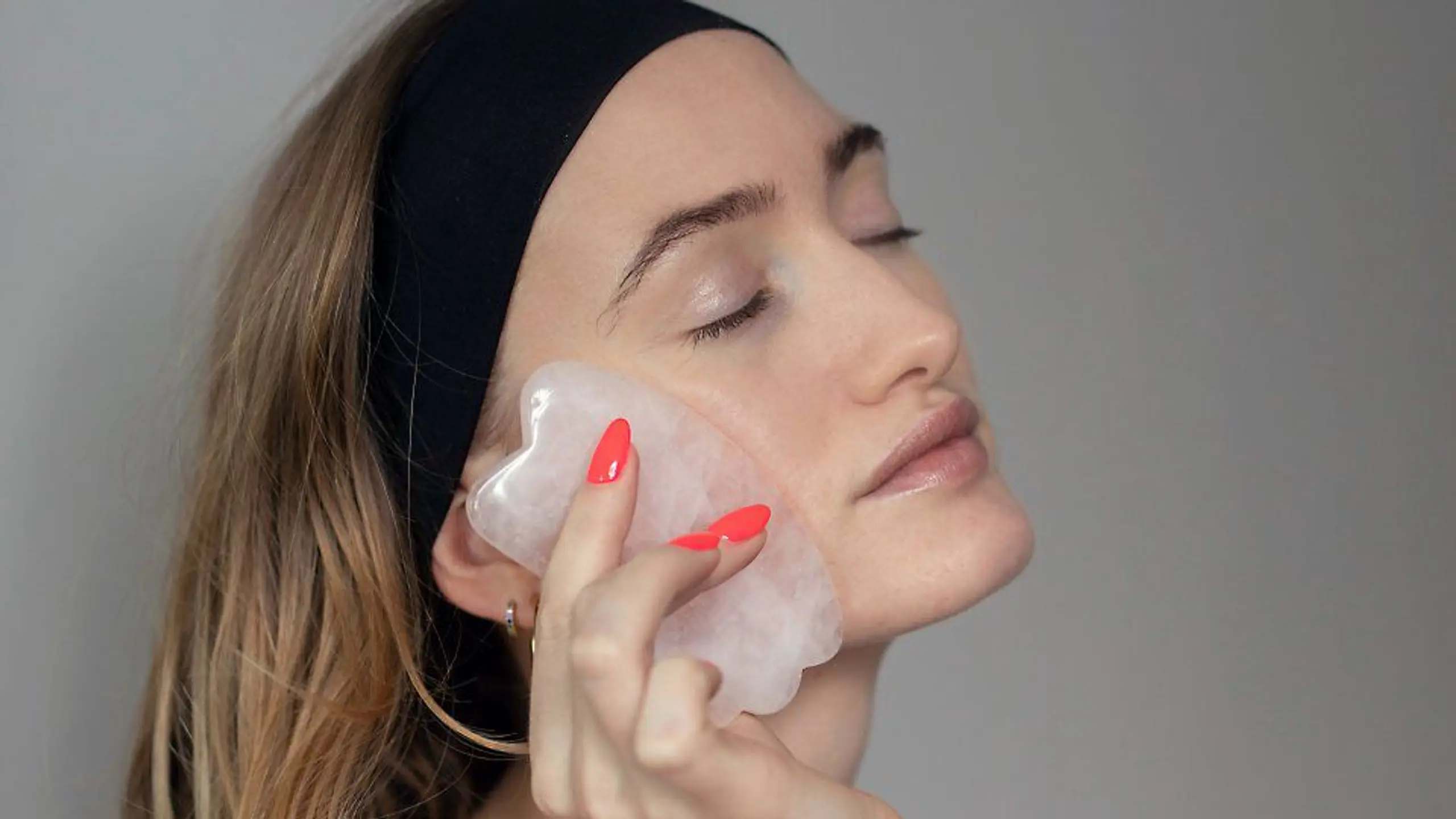 Gua Sha Stein anwenden im Gesicht