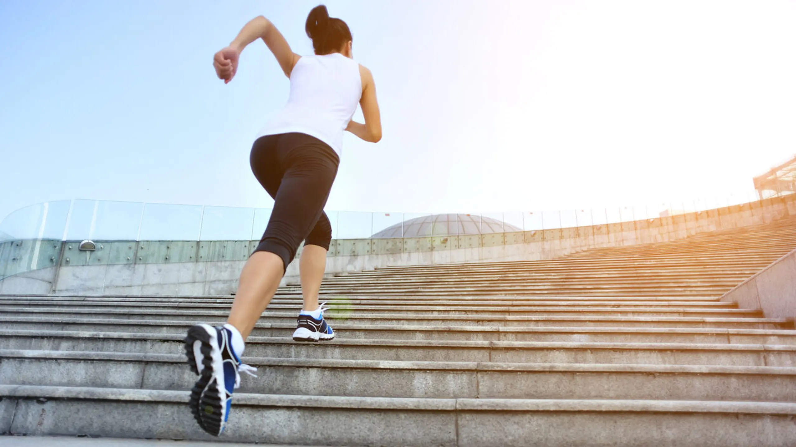 Frau läuft Treppen hoch - Laufen - Lauftraining