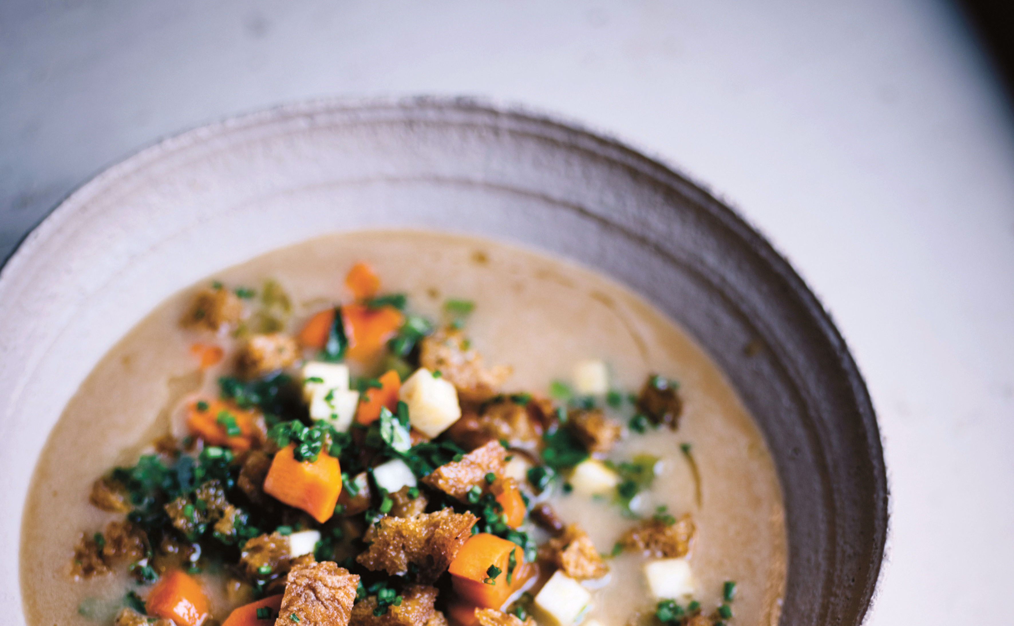Brotsuppe mit Croûtons: Paul Ivić verrät sein Lieblings-Rezept für die kalten Tage [vegan]