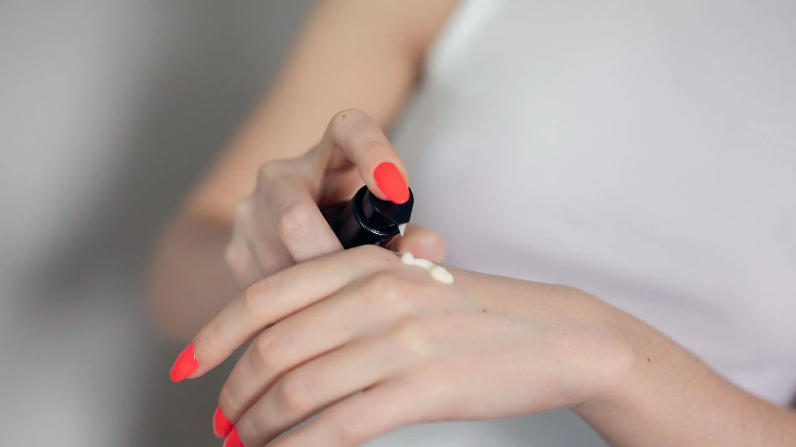 Frauenhand mit etwas Creme darauf