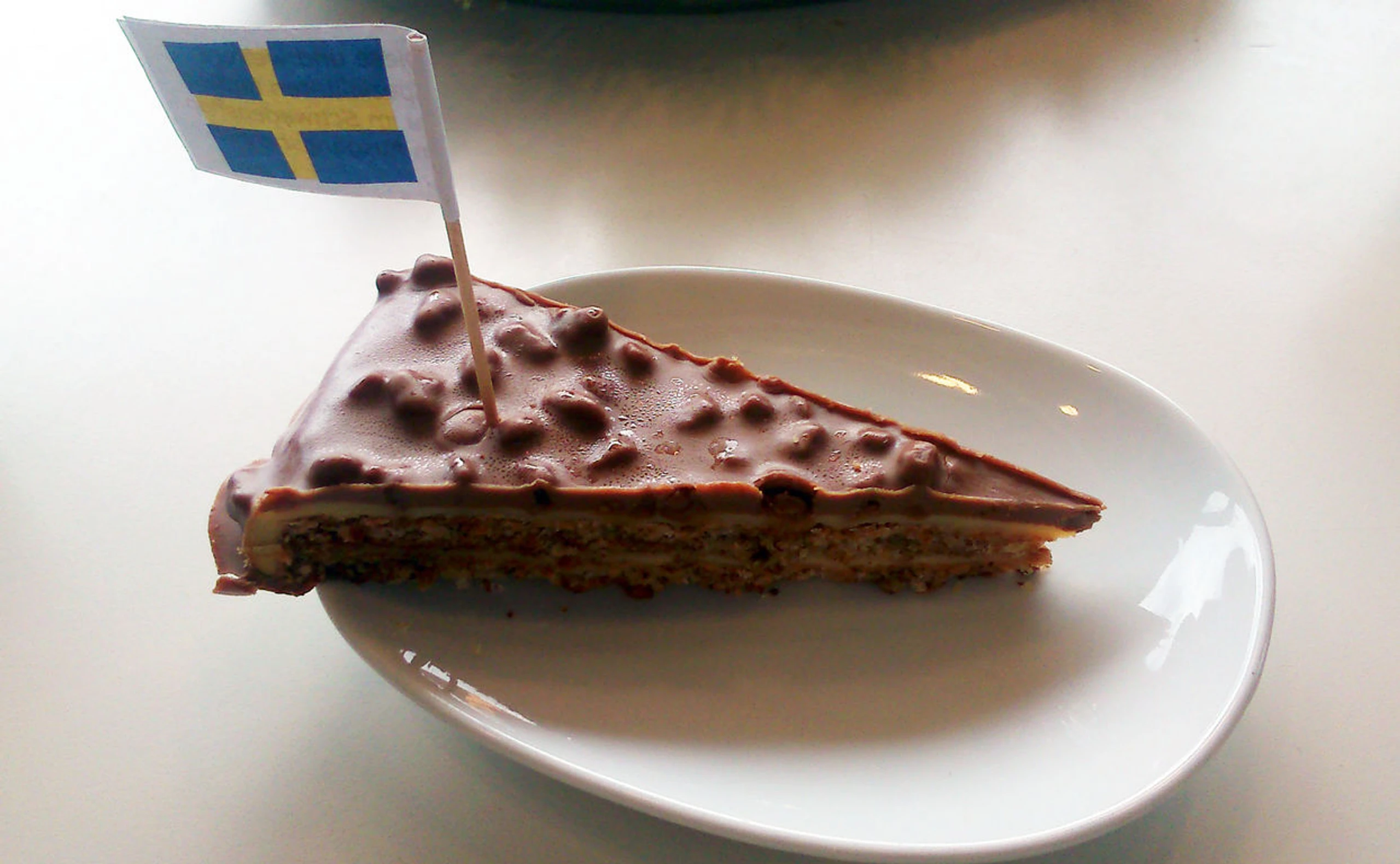 Daim-Torte mit kleiner Norwegen-Flagge