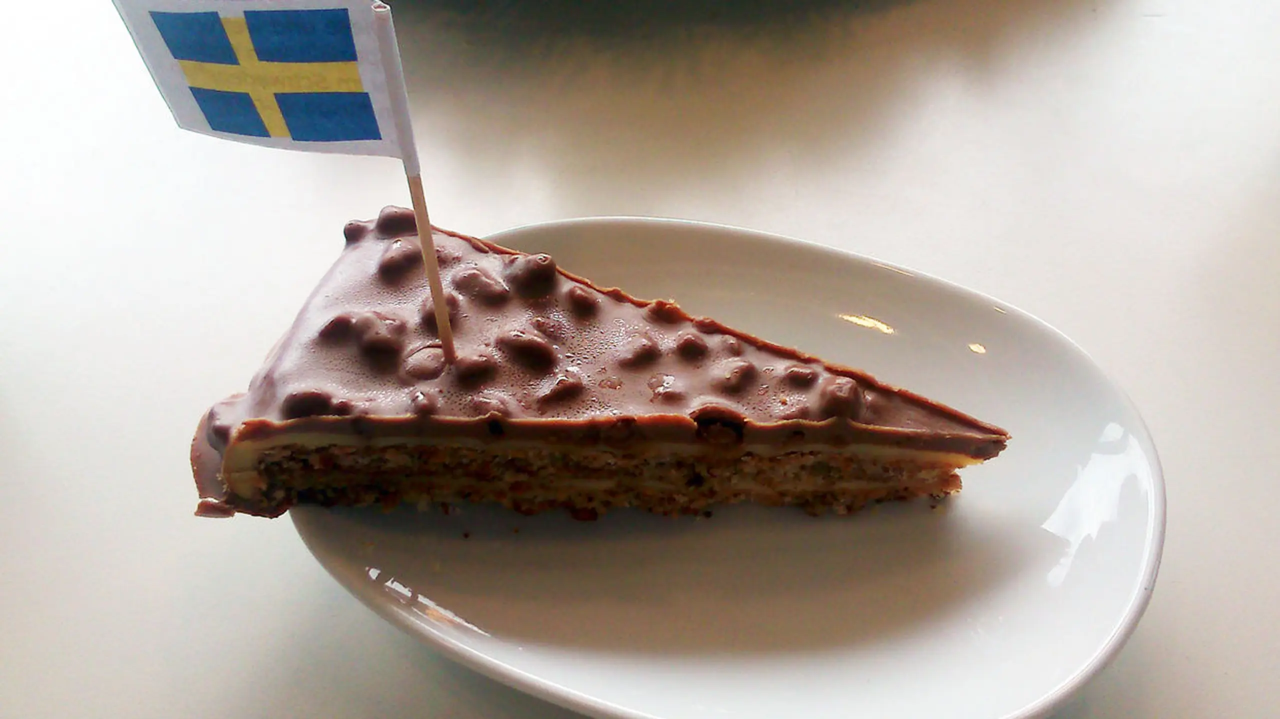 Daim-Torte mit kleiner Norwegen-Flagge