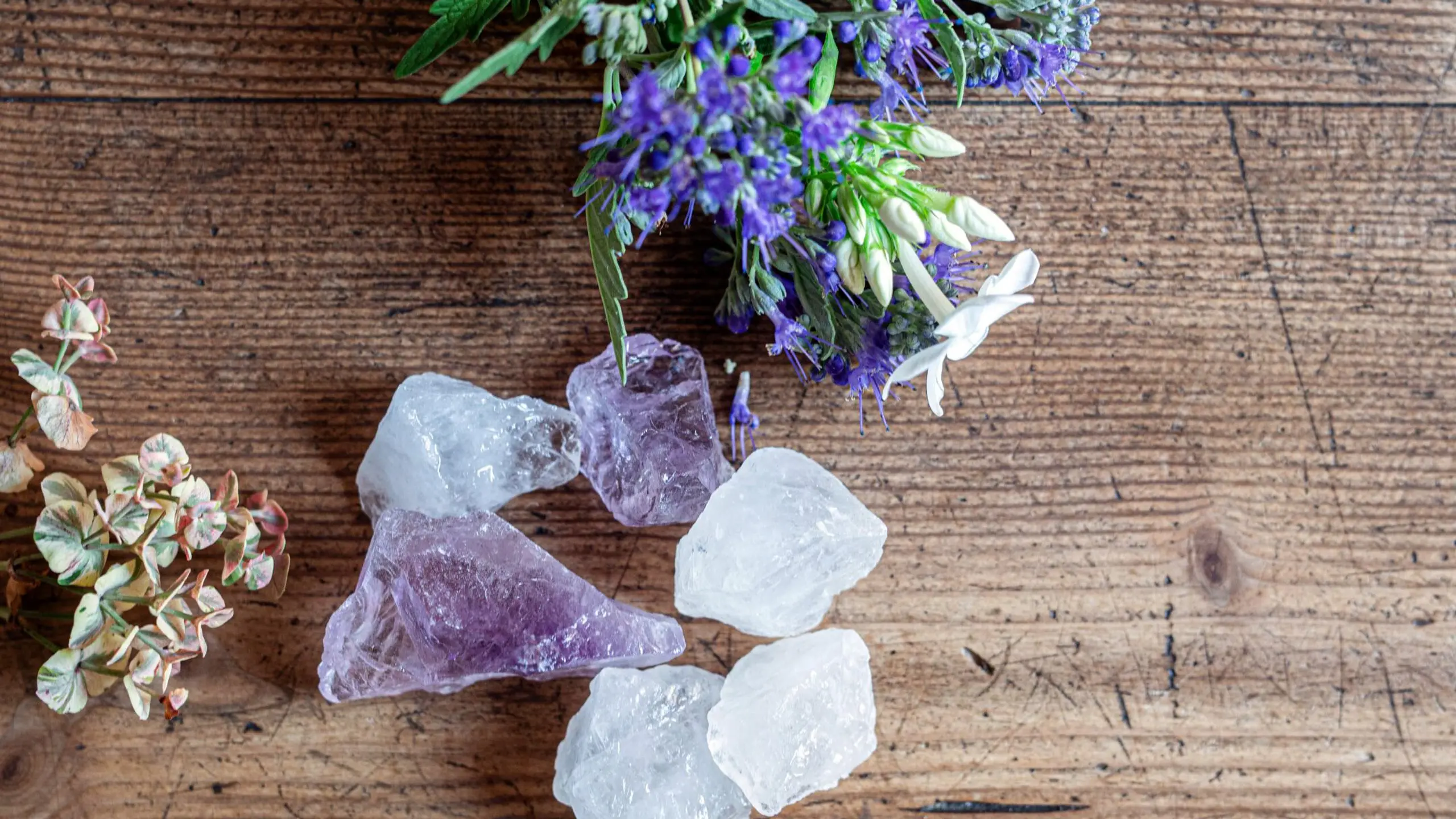 Heilsteine: Welche Wirkung haben Amethyst, Bergkristall & Co?