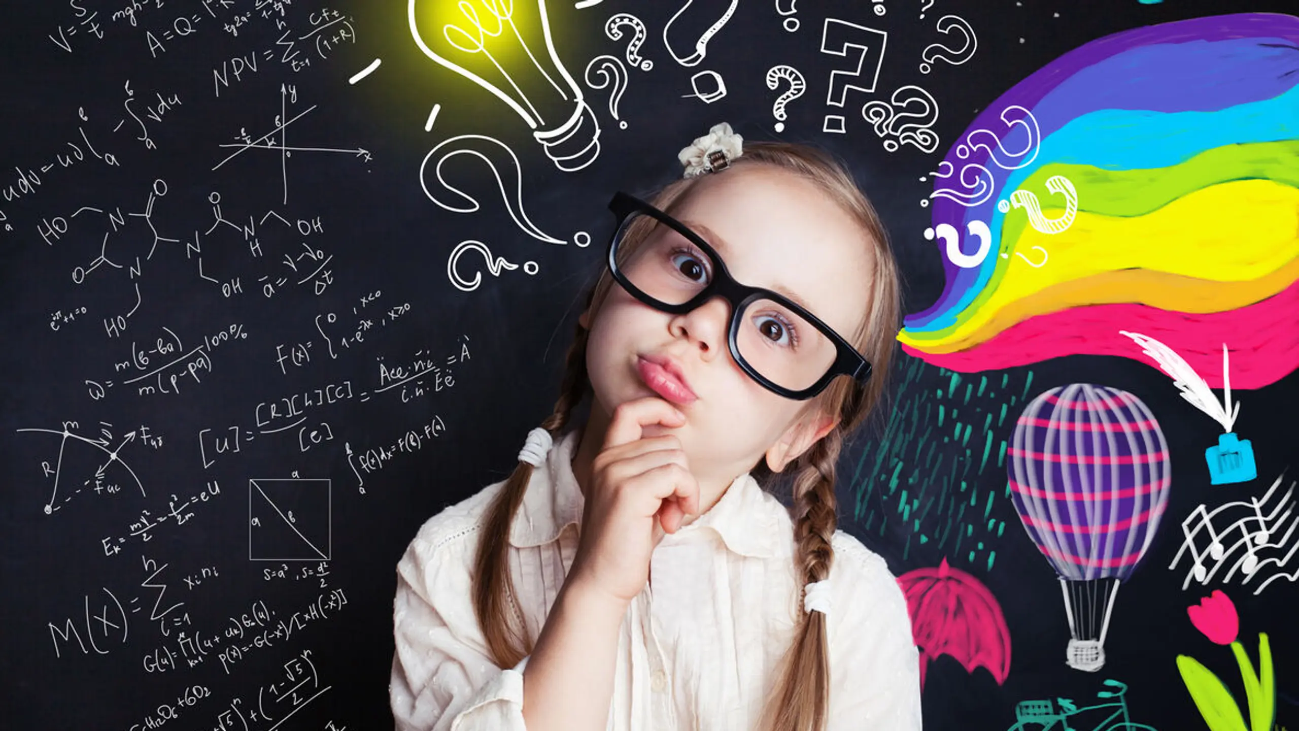 ein Schulkind in der Klasse vor einer Tafel mit Fragezeichen umzingelt