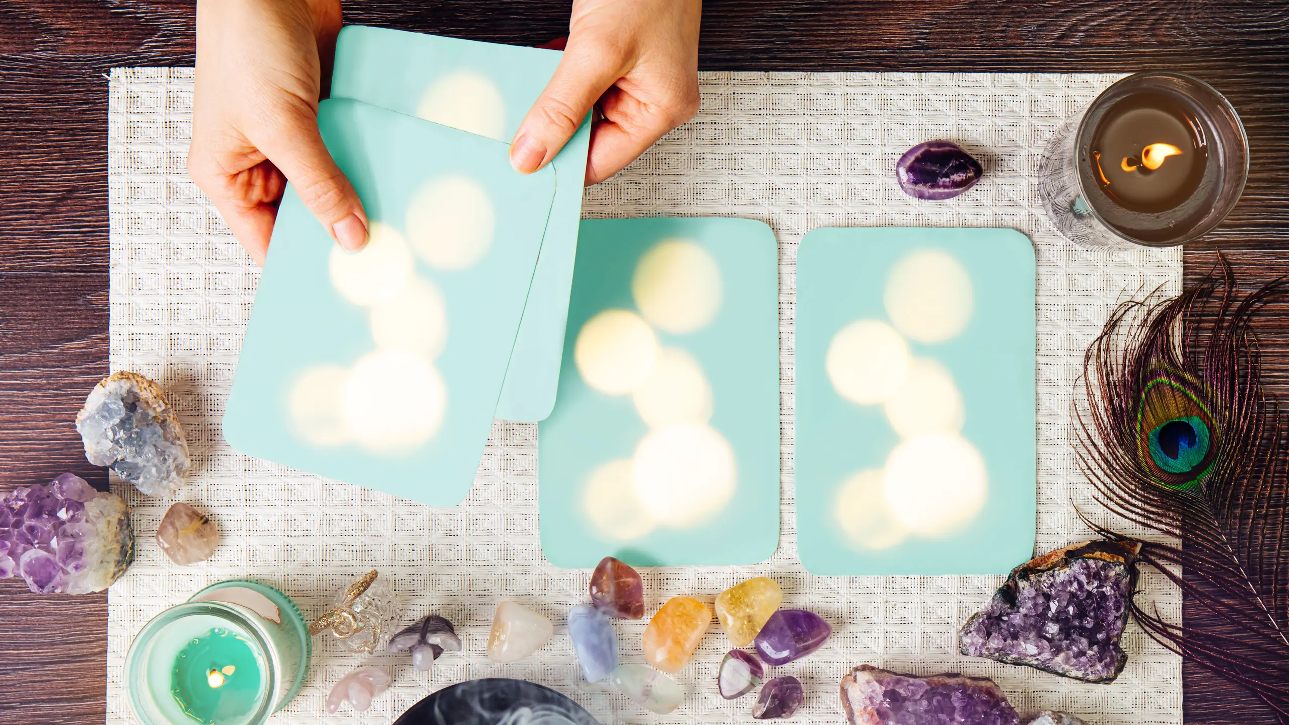 Orakel: Wie du dich vom Kartendeck oder Medium leiten lassen kannst