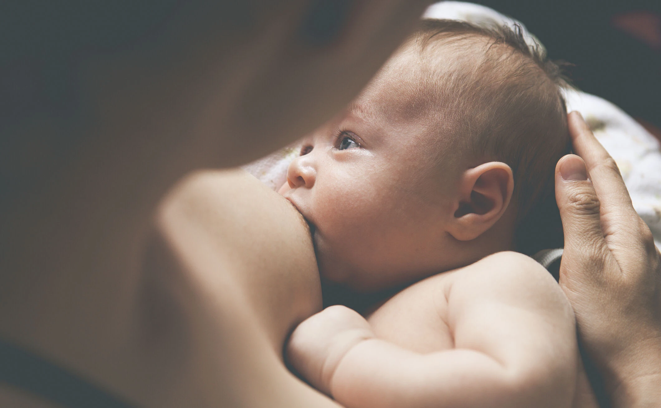Mutter, die ihr Baby stillt.