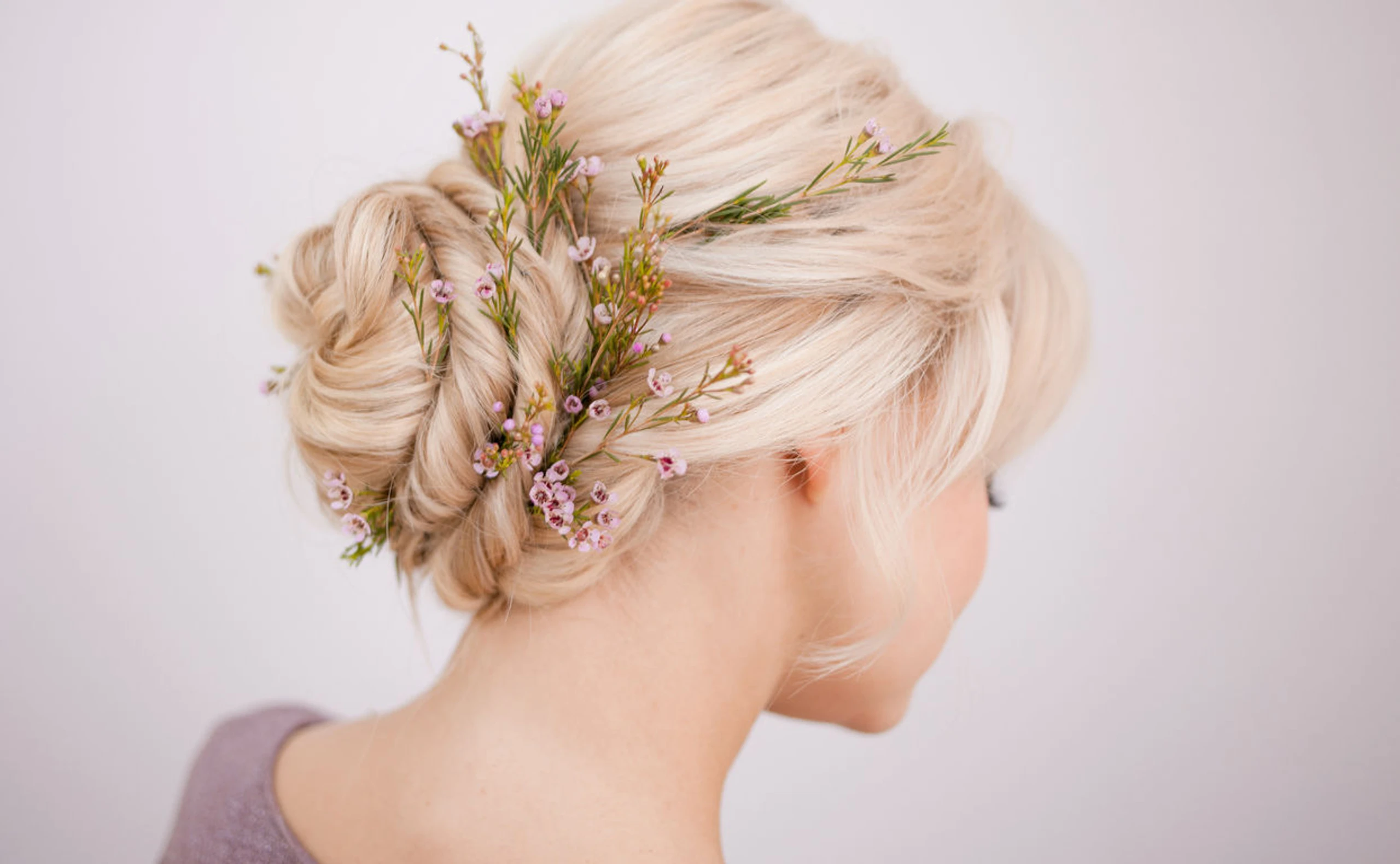 So stylst du eine Hochsteckfrisur