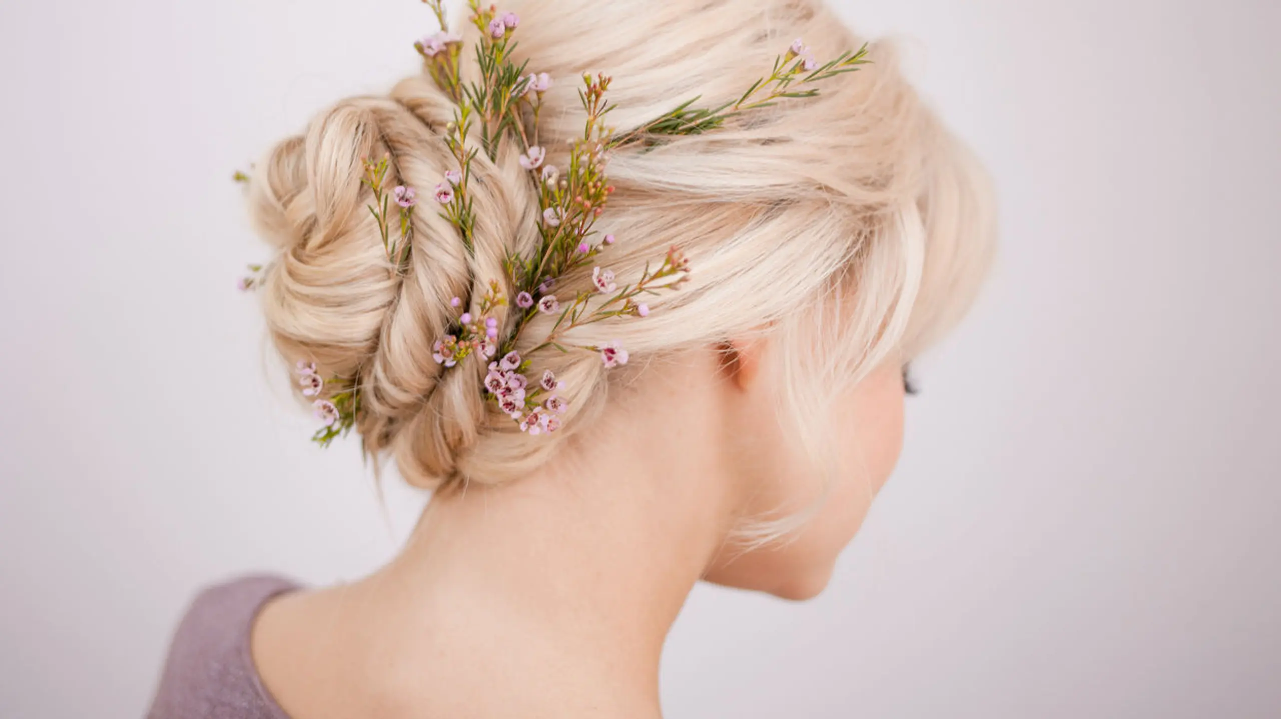 So stylst du eine Hochsteckfrisur