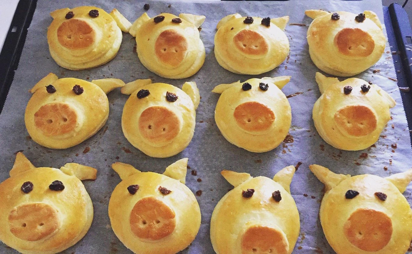 Sinnvolle Glücksbringer? Probier diese Schweinchen aus Germteig