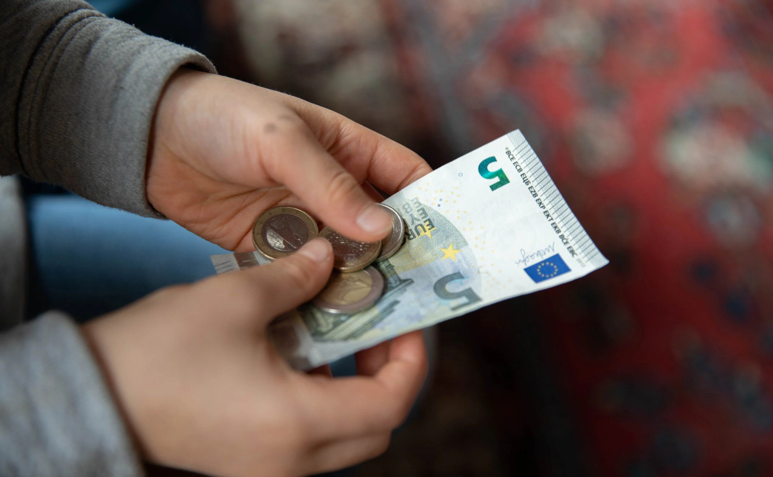 Kinderhände, die Geld halten