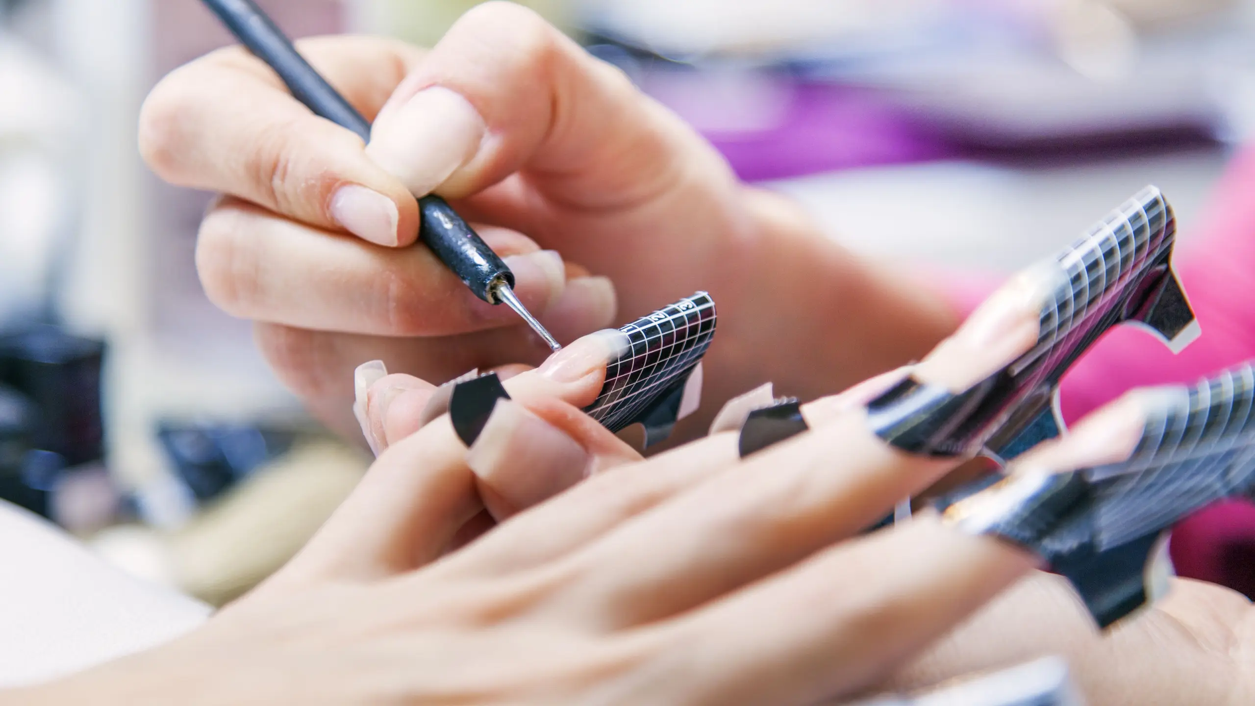 Deine Nägel sind dank Acryl & Gel brüchig? So werden sie wieder gesund!