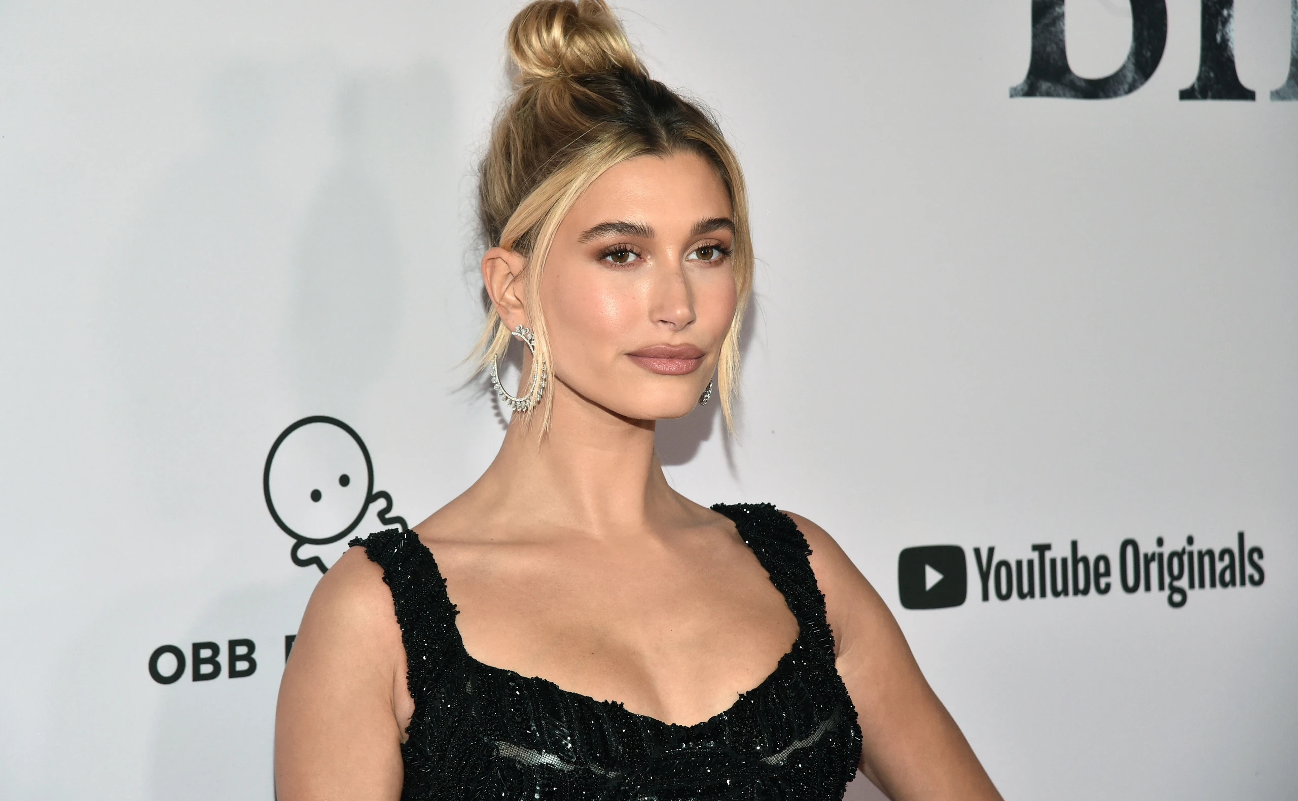 Hailey Bieber 2020 am roten Teppich bei der YouTube Originals