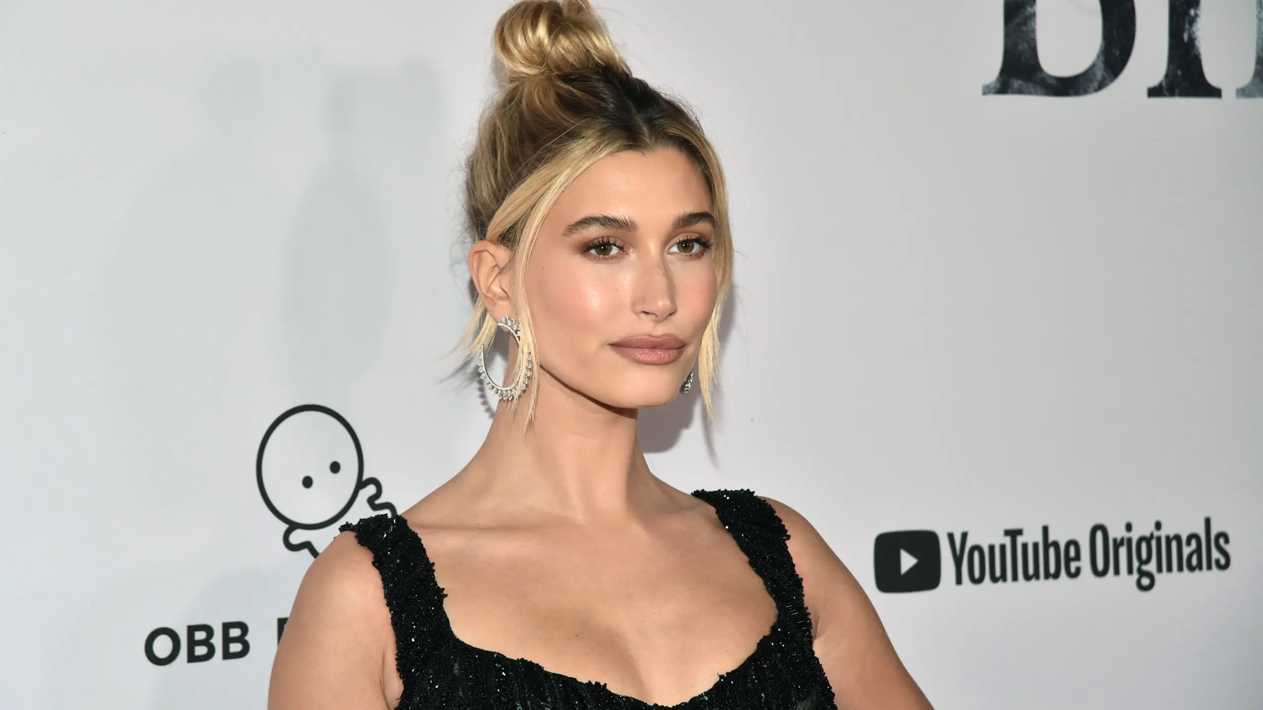 Hailey Bieber 2020 am roten Teppich bei der YouTube Originals
