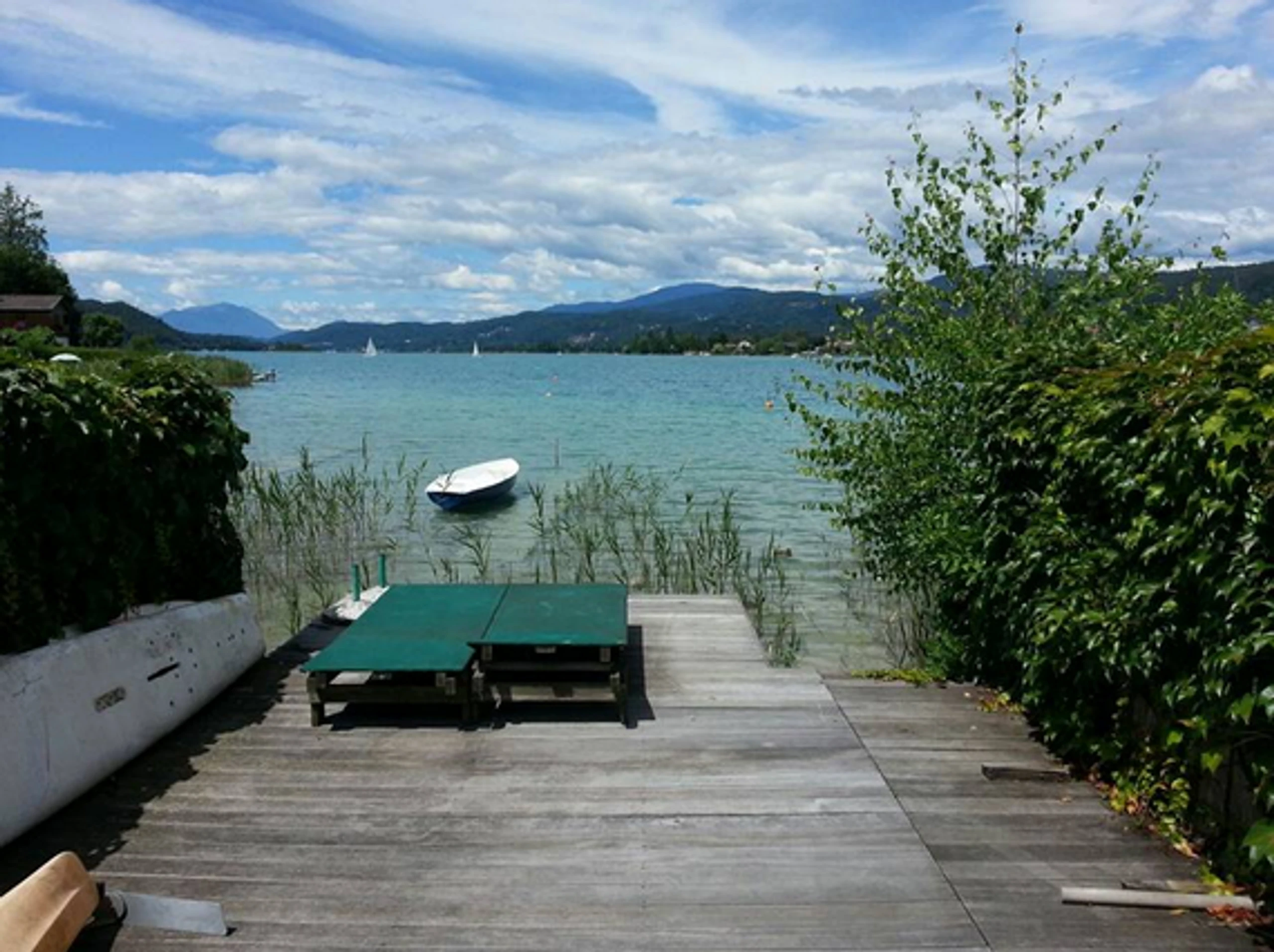 © 2017 Airbnb Inc., © 2017 Airbnb Inc. Blurred image background