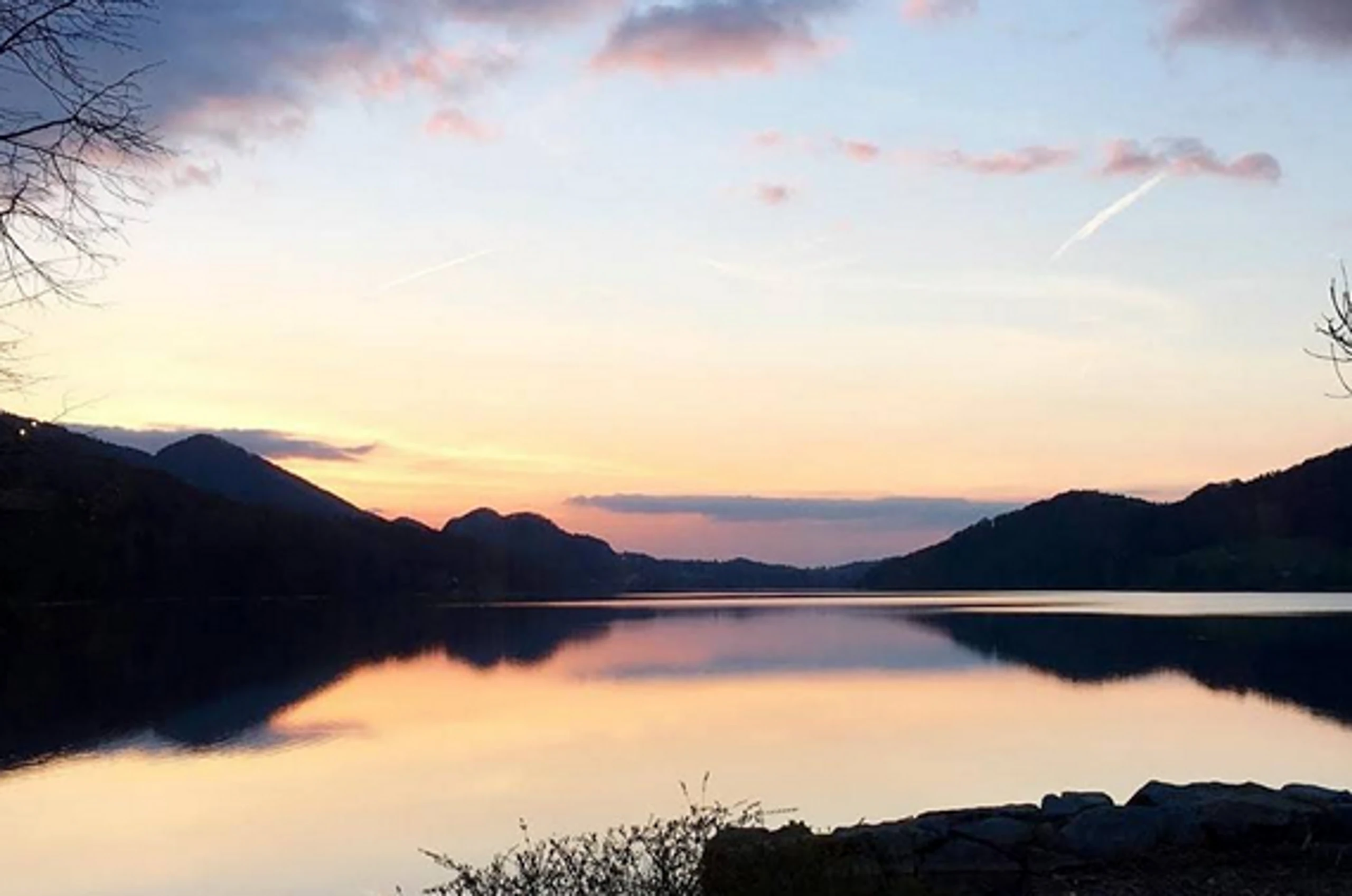 © 2017 Airbnb Inc., © 2017 Airbnb Inc. Blurred image background