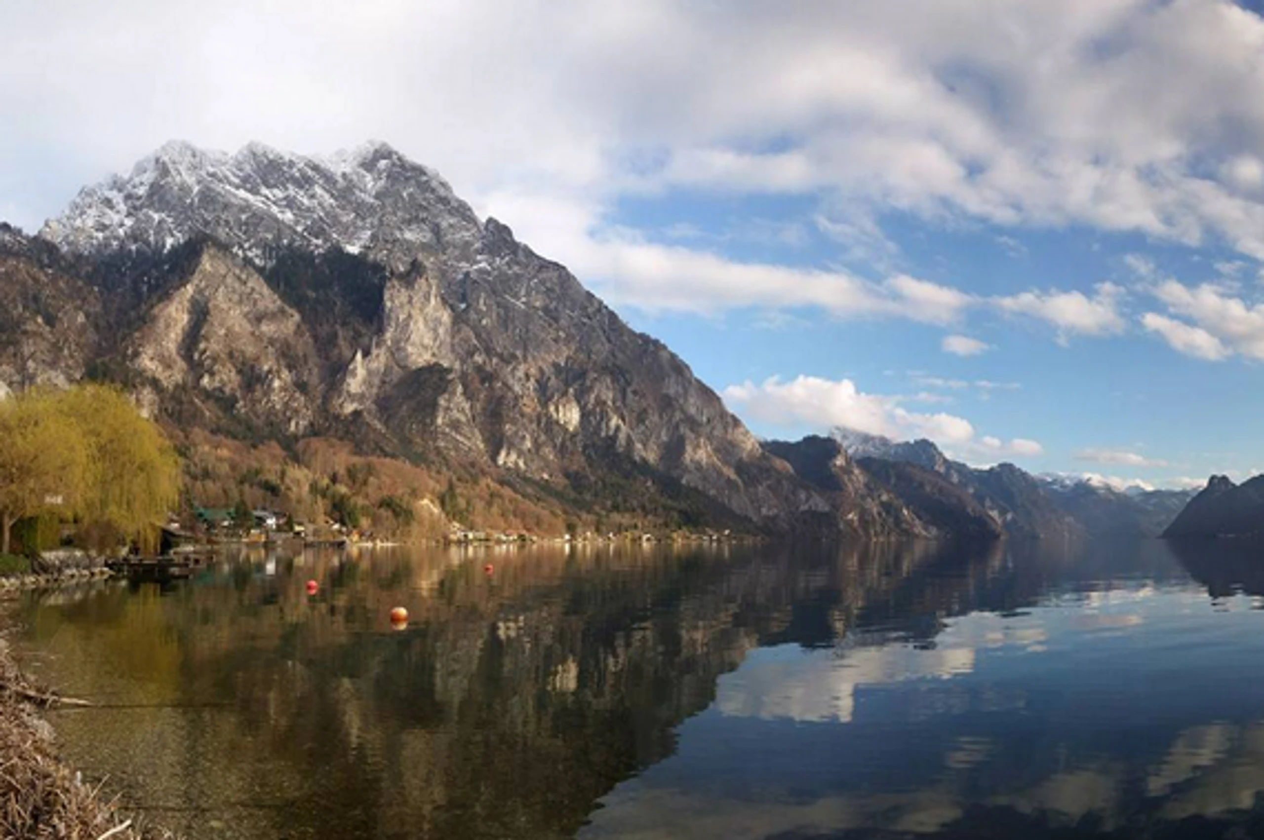 © 2017 Airbnb Inc., © 2017 Airbnb Inc. Blurred image background